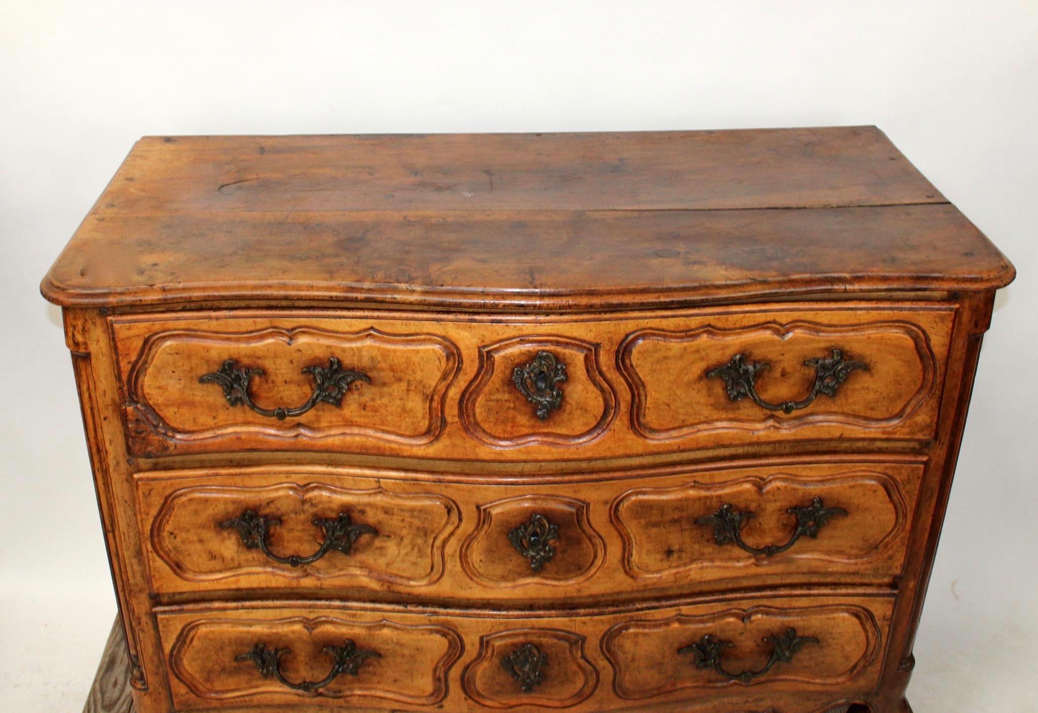 Mid-18th Century French Provincial Louis XV Commode in Walnut In Good Condition For Sale In Essex, MA