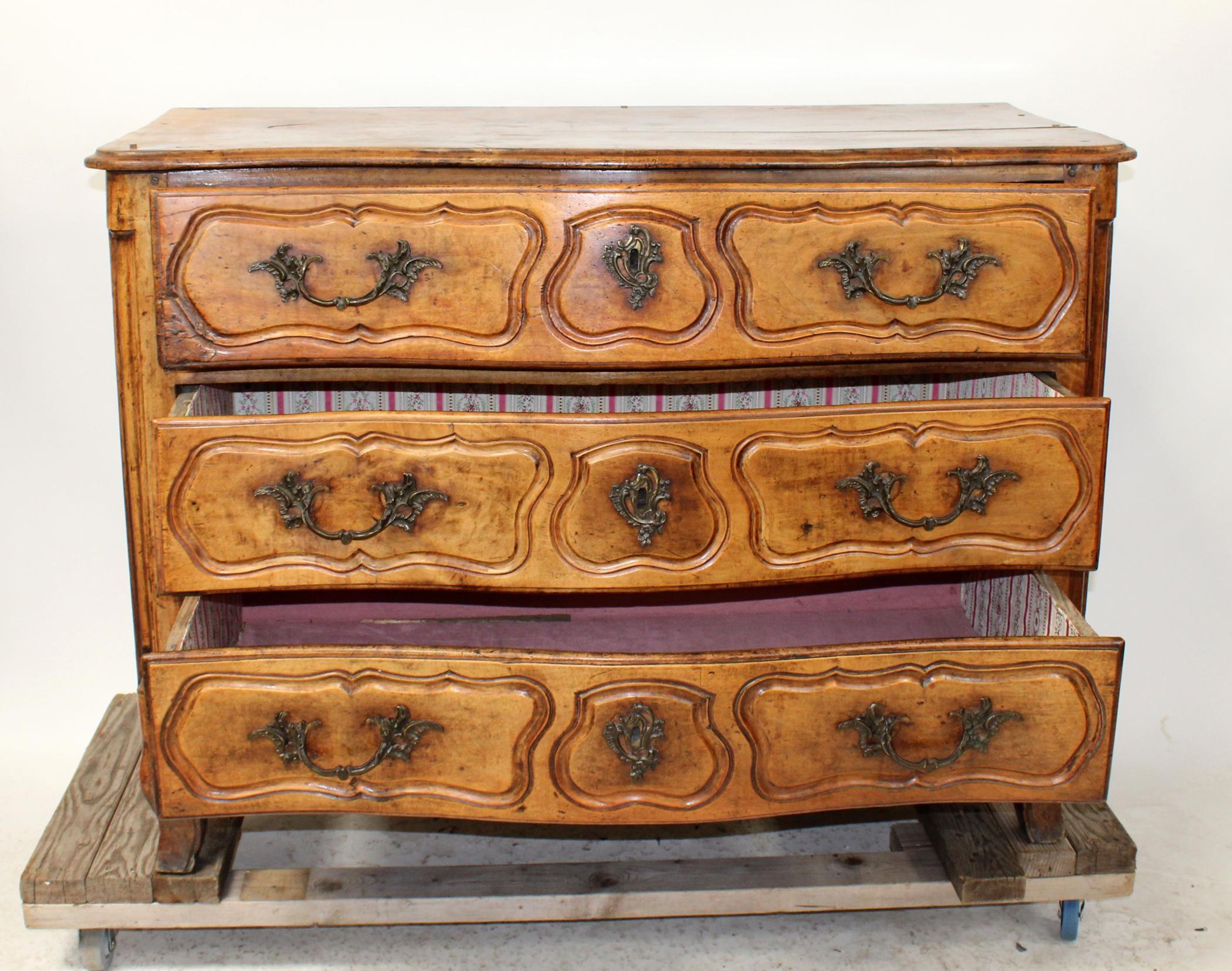 Mid-18th Century French Provincial Louis XV Commode in Walnut For Sale 2
