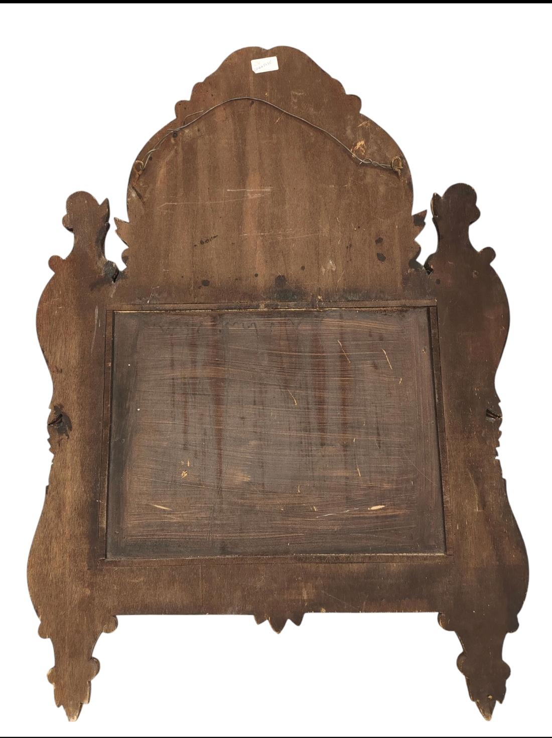 La cornice di questo lussuoso specchio è realizzata in legno intagliato e dorato, con dettagli argentati e dipinti di verde. La doratura è realizzata con la tecnica tradizionale di doratura degli oggetti con foglia d'oro. Alcuni elementi della