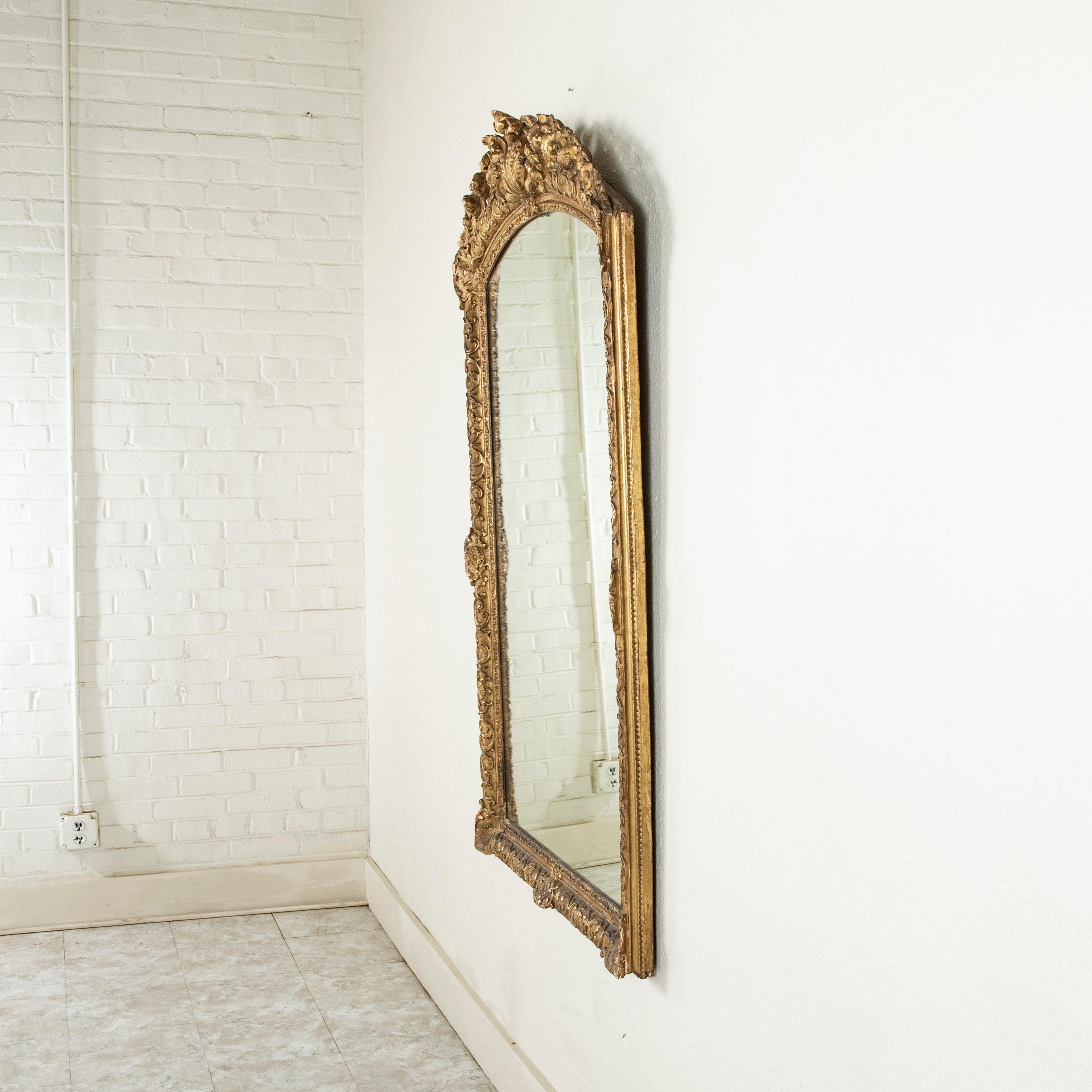 Mid-18th Century French Regency Period Giltwood Wall Mirror In Good Condition In Fayetteville, AR