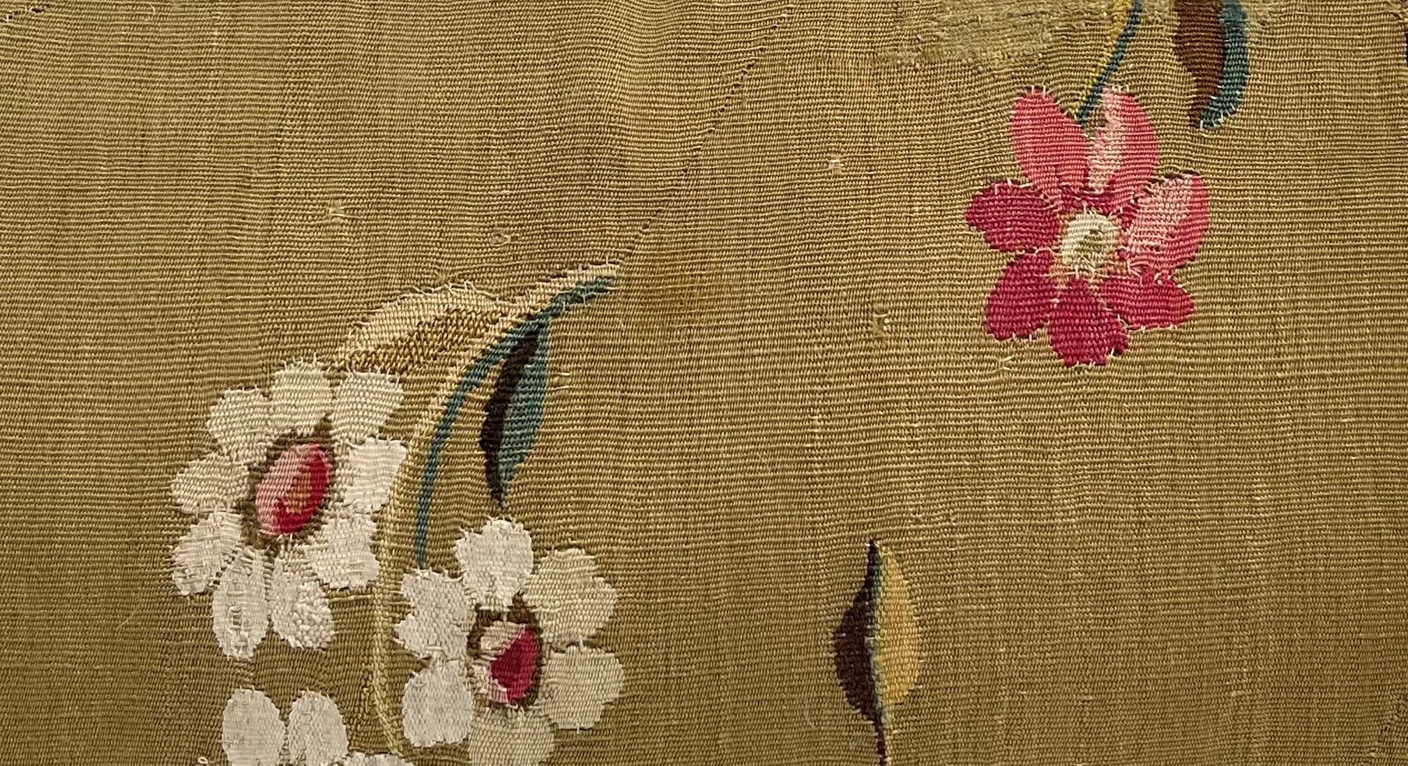 Empire Oreiller en tapisserie française du milieu du XVIIIe siècle en vente