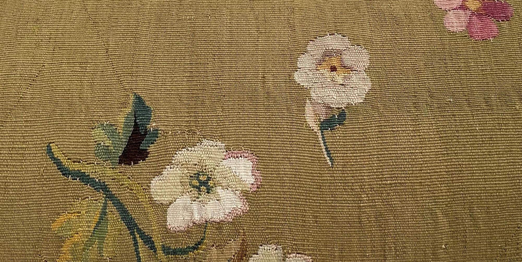 Français Oreiller en tapisserie française du milieu du XVIIIe siècle en vente