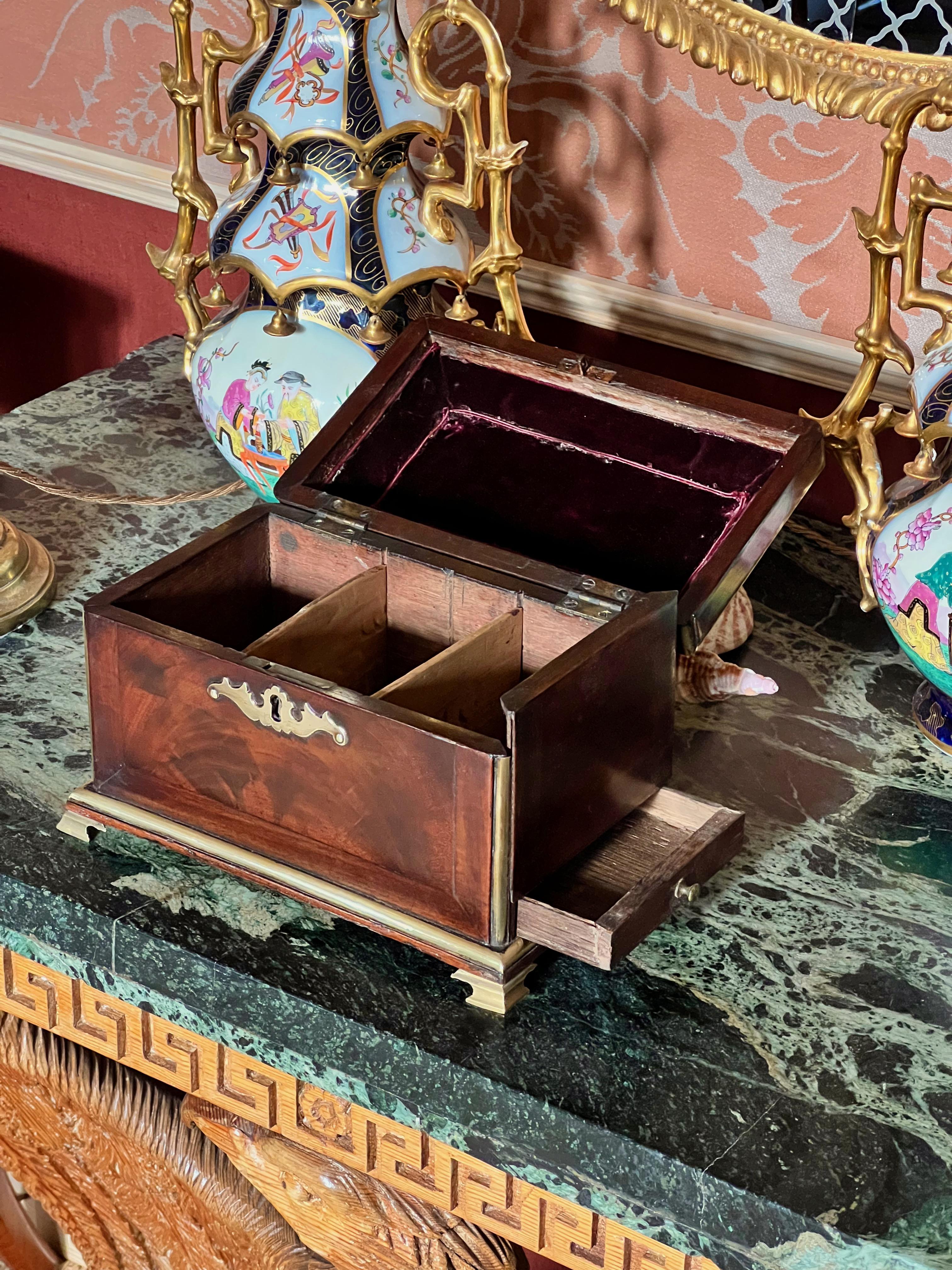Ce coffret à thé extrêmement rare est un bel exemple de la mode du milieu du XVIIIe siècle pour les meubles et les boîtes incrustés de laiton, et provient sans aucun doute du cercle d'artisans exceptionnels actifs à Londres dans les années