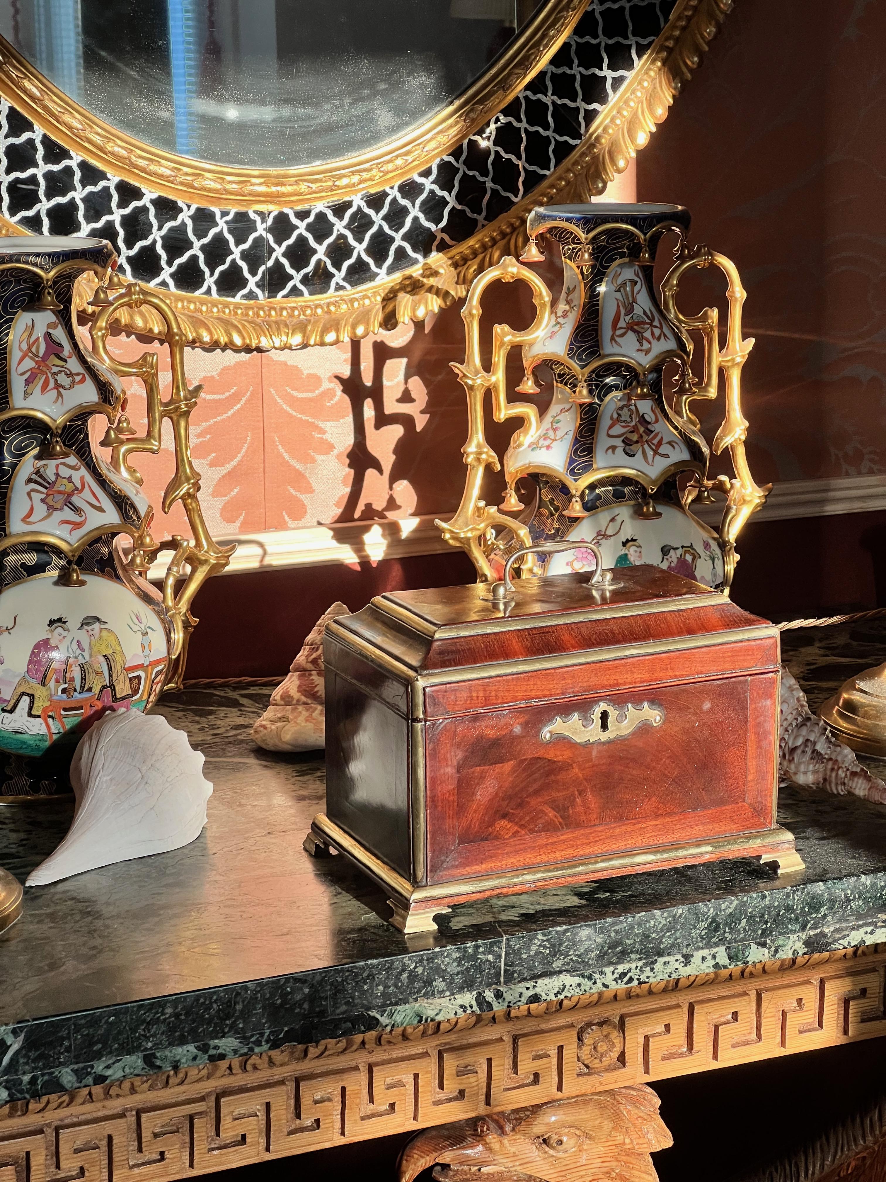 Anglais Coffre à thé d'époque George II du milieu du 18e siècle, à la manière d'Abraham Roentgen en vente
