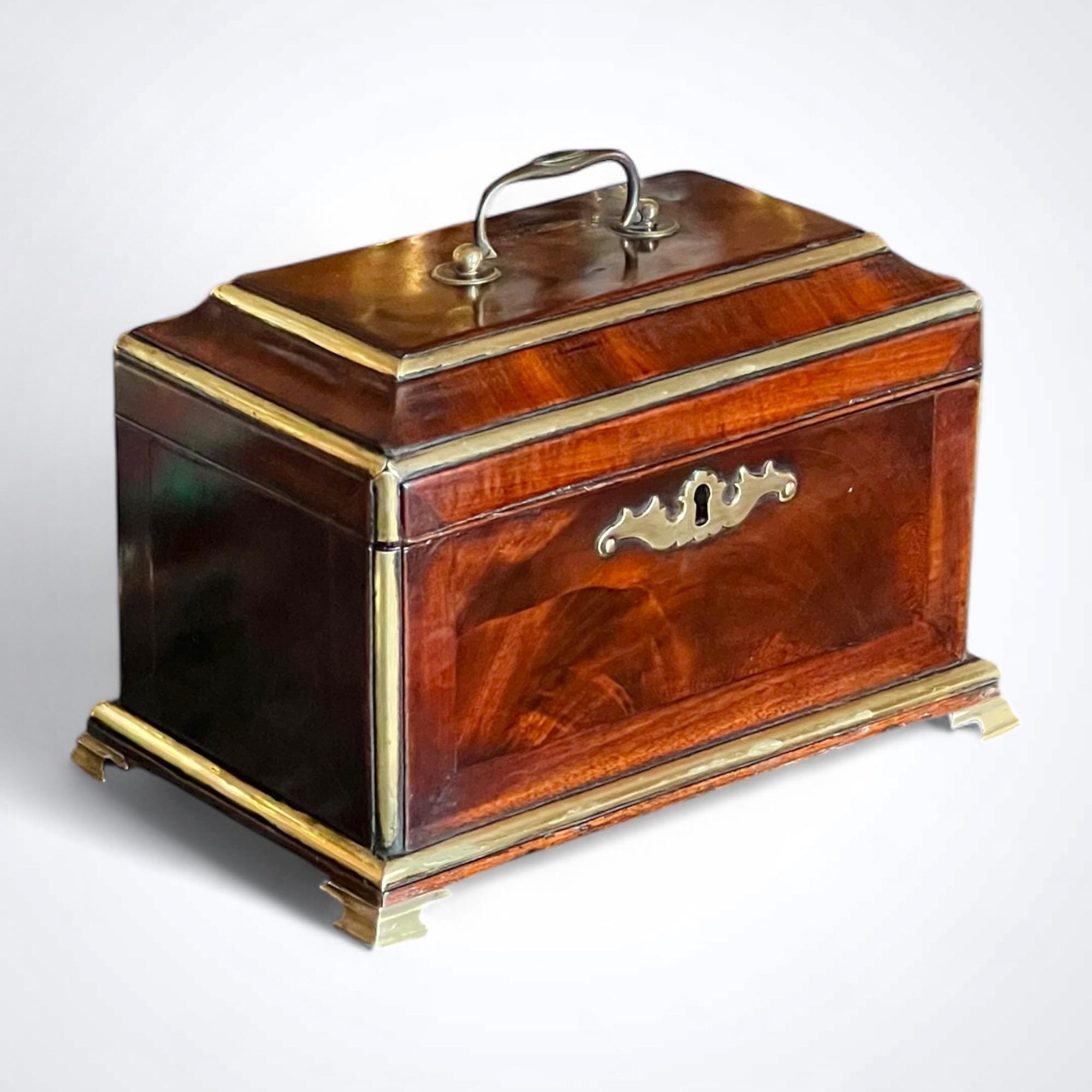 Coffre à thé d'époque George II du milieu du 18e siècle, à la manière d'Abraham Roentgen Bon état - En vente à Richmond, London