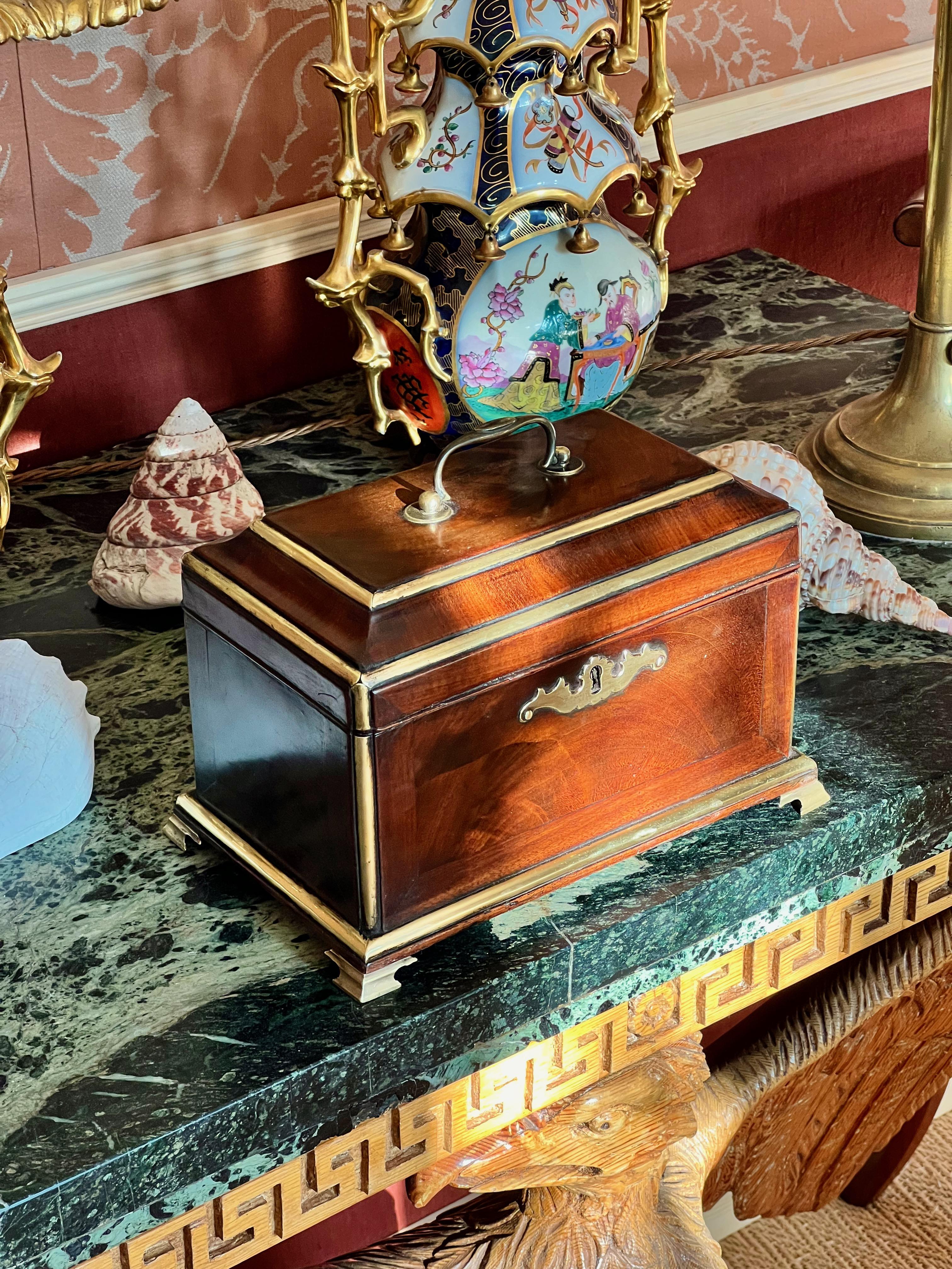 XVIIIe siècle Coffre à thé d'époque George II du milieu du 18e siècle, à la manière d'Abraham Roentgen en vente