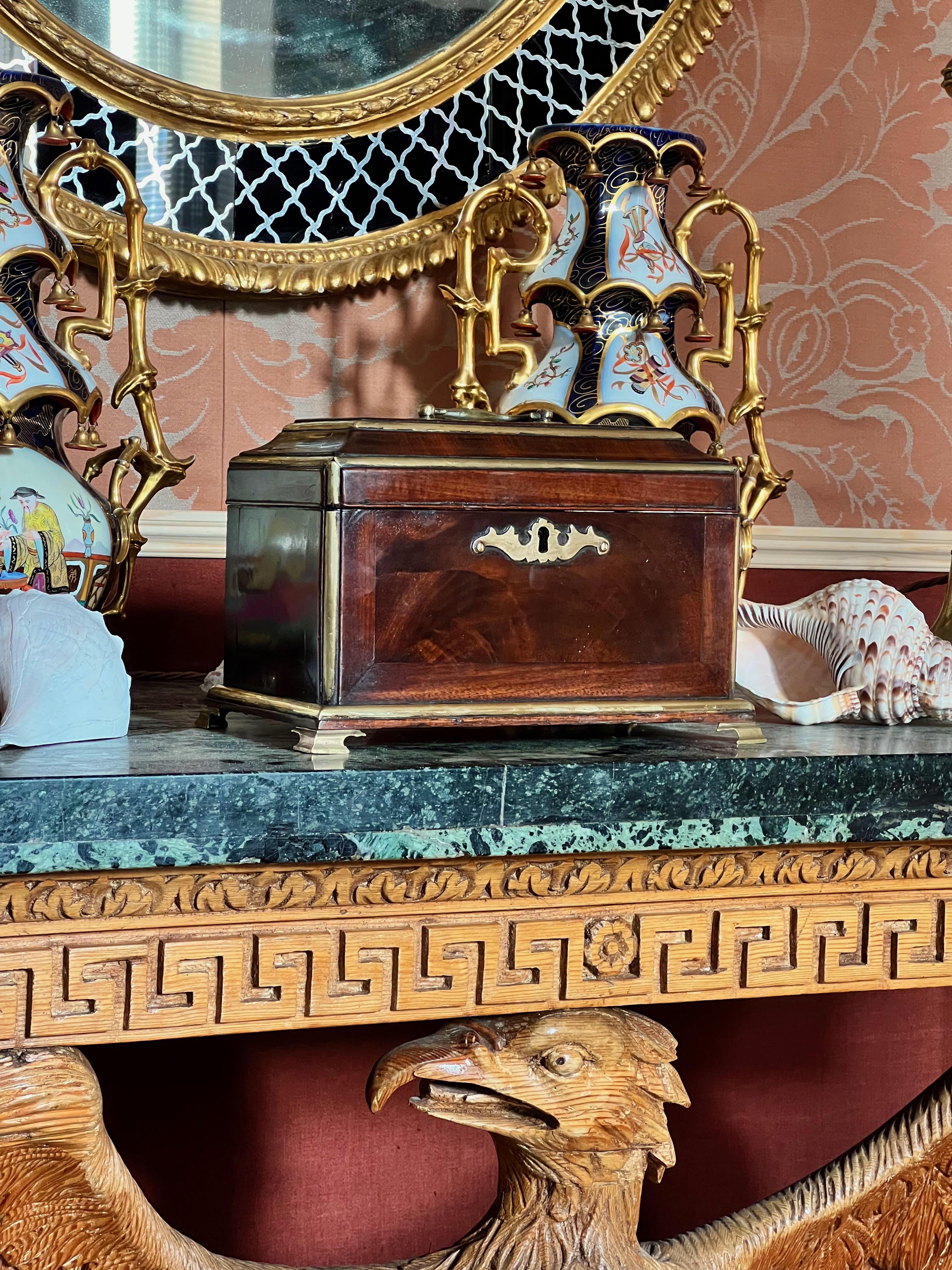 Laiton Coffre à thé d'époque George II du milieu du 18e siècle, à la manière d'Abraham Roentgen en vente