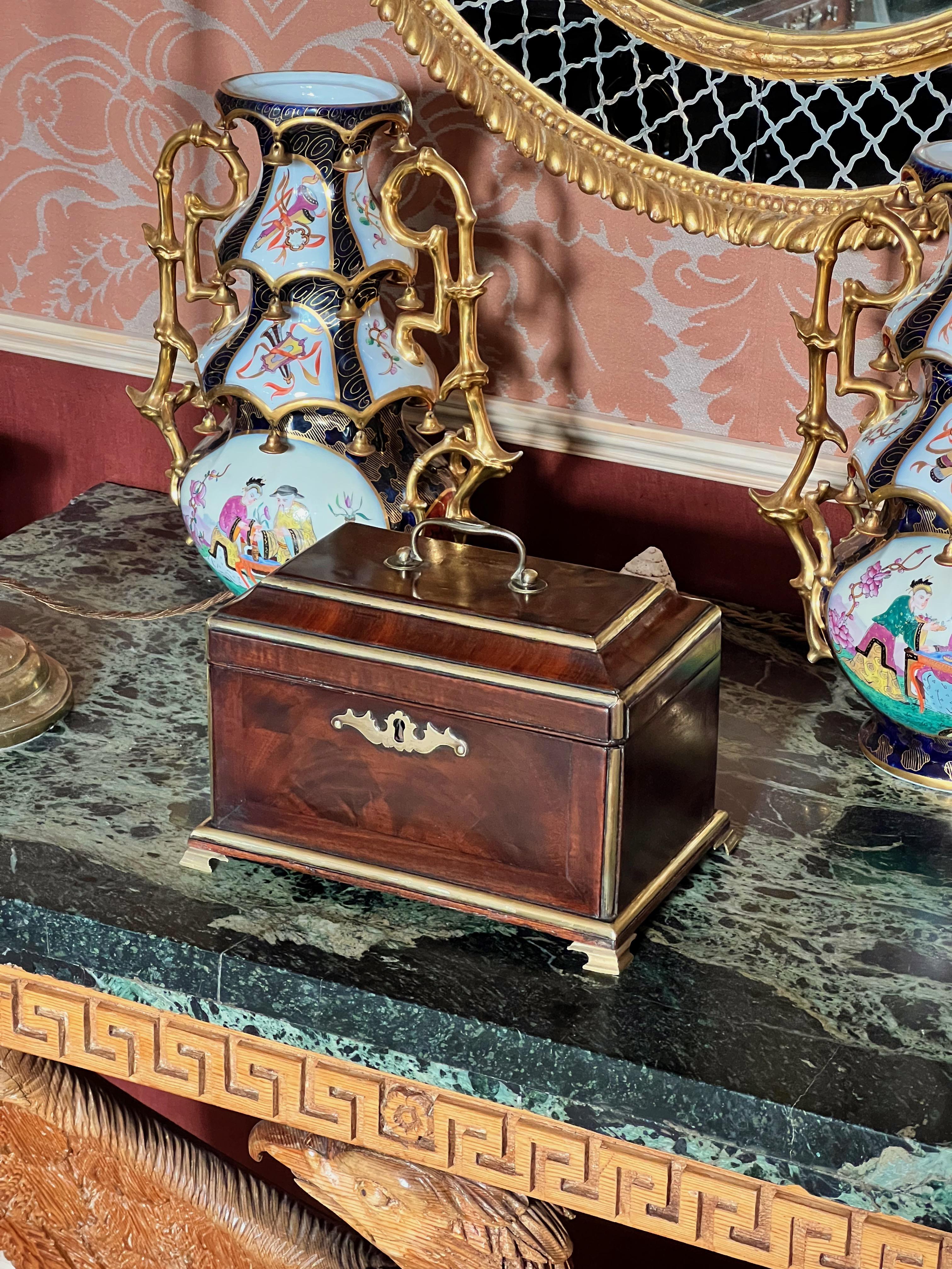 Coffre à thé d'époque George II du milieu du 18e siècle, à la manière d'Abraham Roentgen en vente 1
