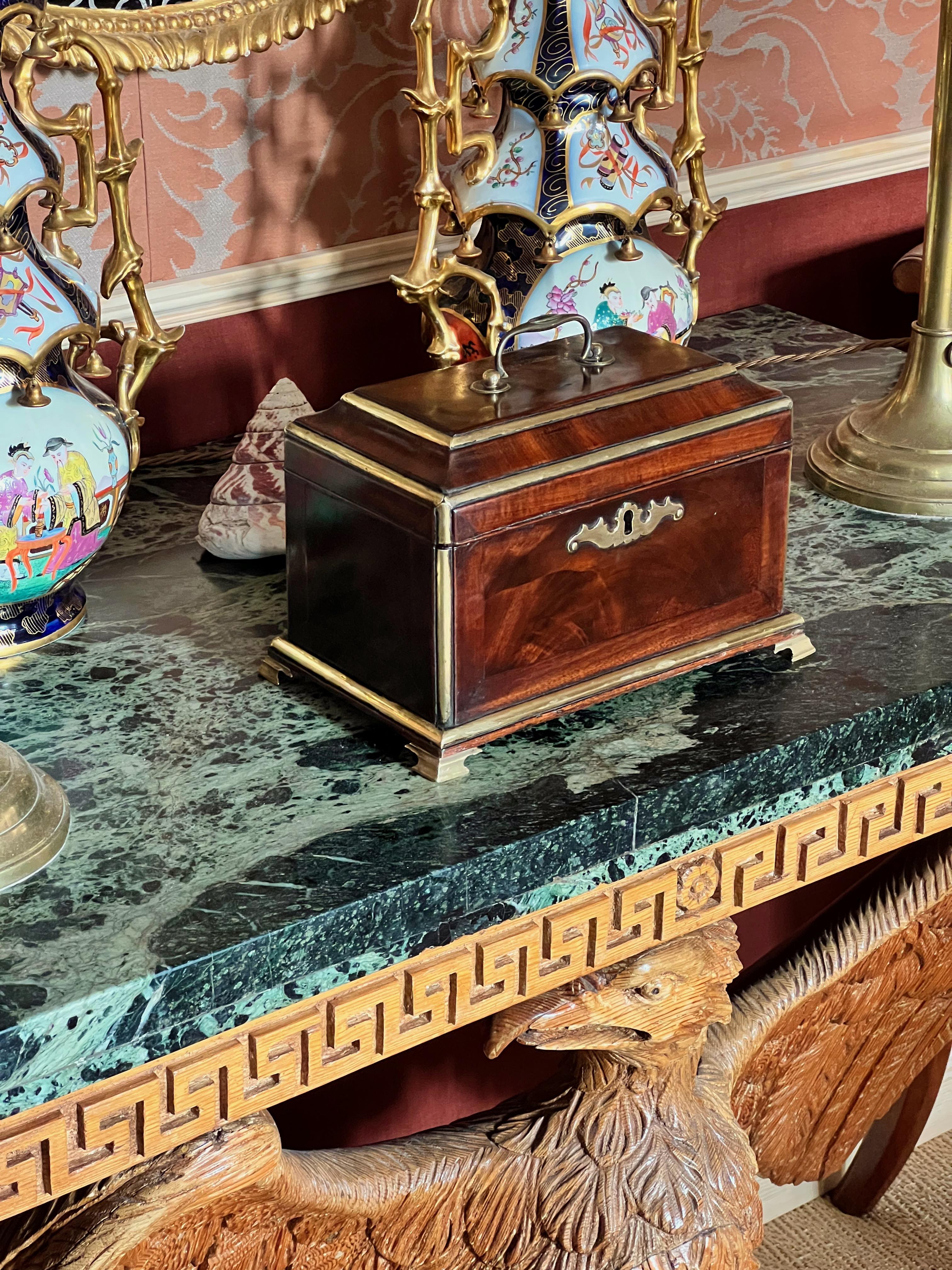 Coffre à thé d'époque George II du milieu du 18e siècle, à la manière d'Abraham Roentgen en vente 2