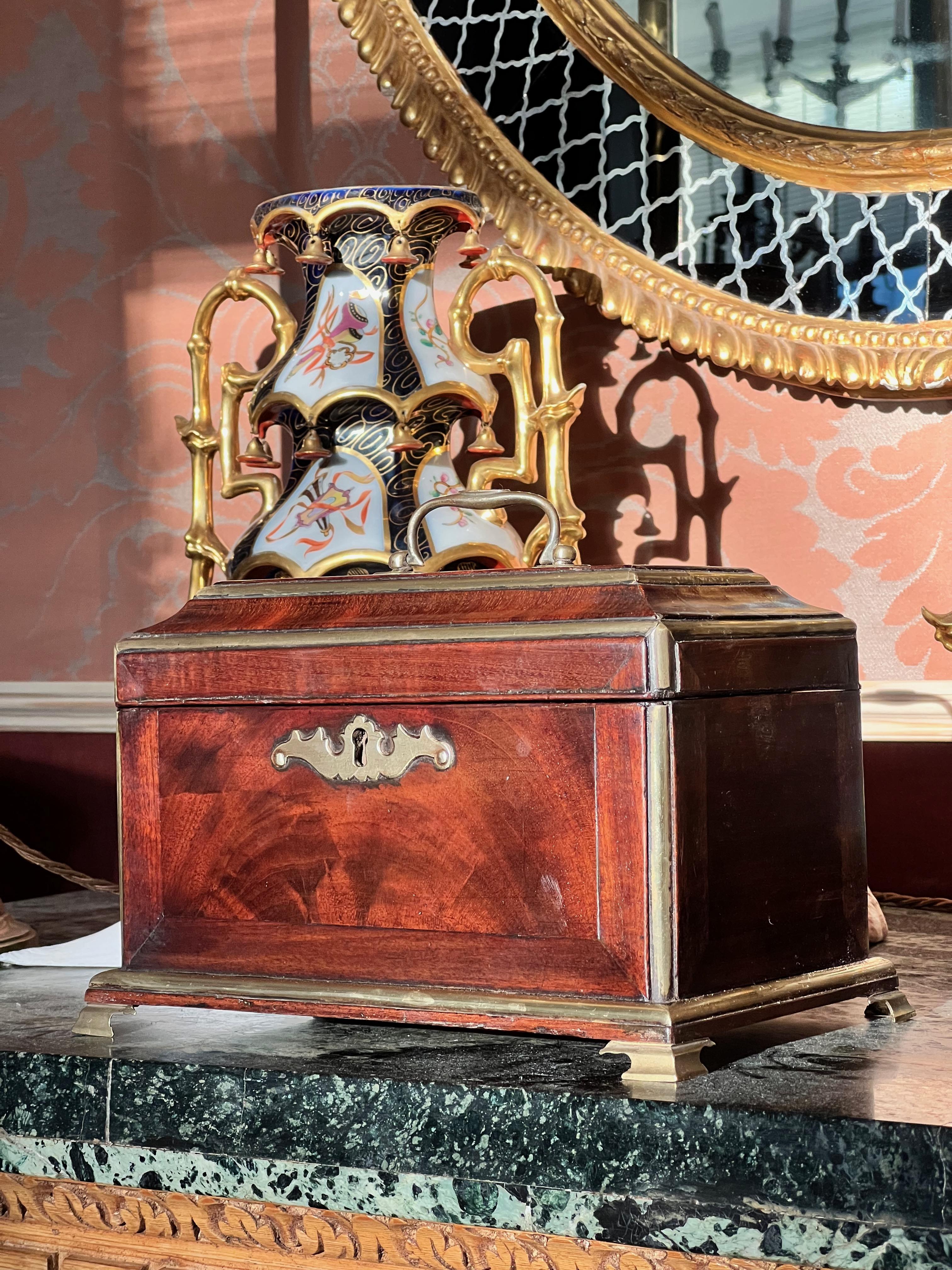 Coffre à thé d'époque George II du milieu du 18e siècle, à la manière d'Abraham Roentgen en vente 3