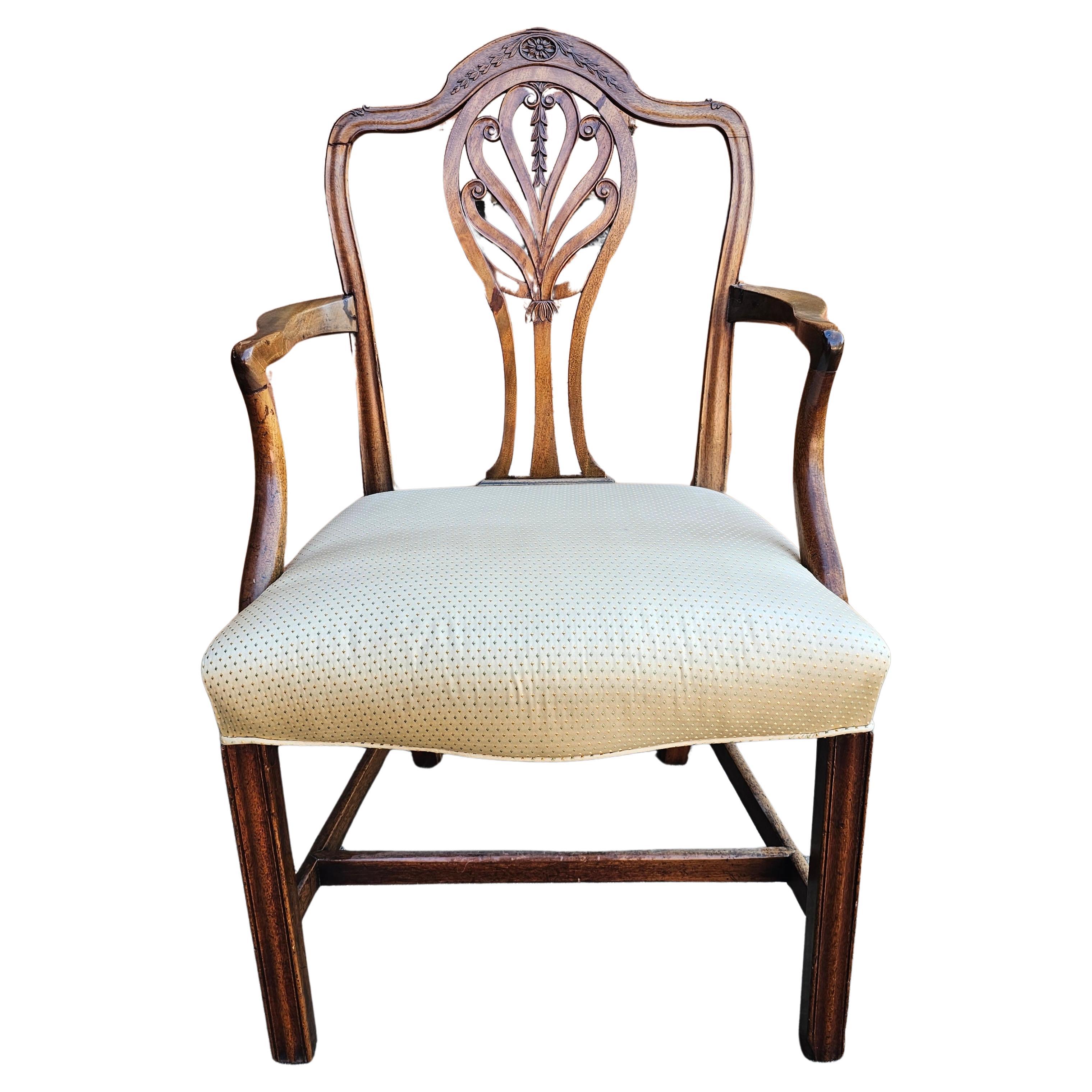 MId 18ème siècle George III Mahogany Shield Back Upholstered Armchair (Fauteuil à dossier bouclier) en vente