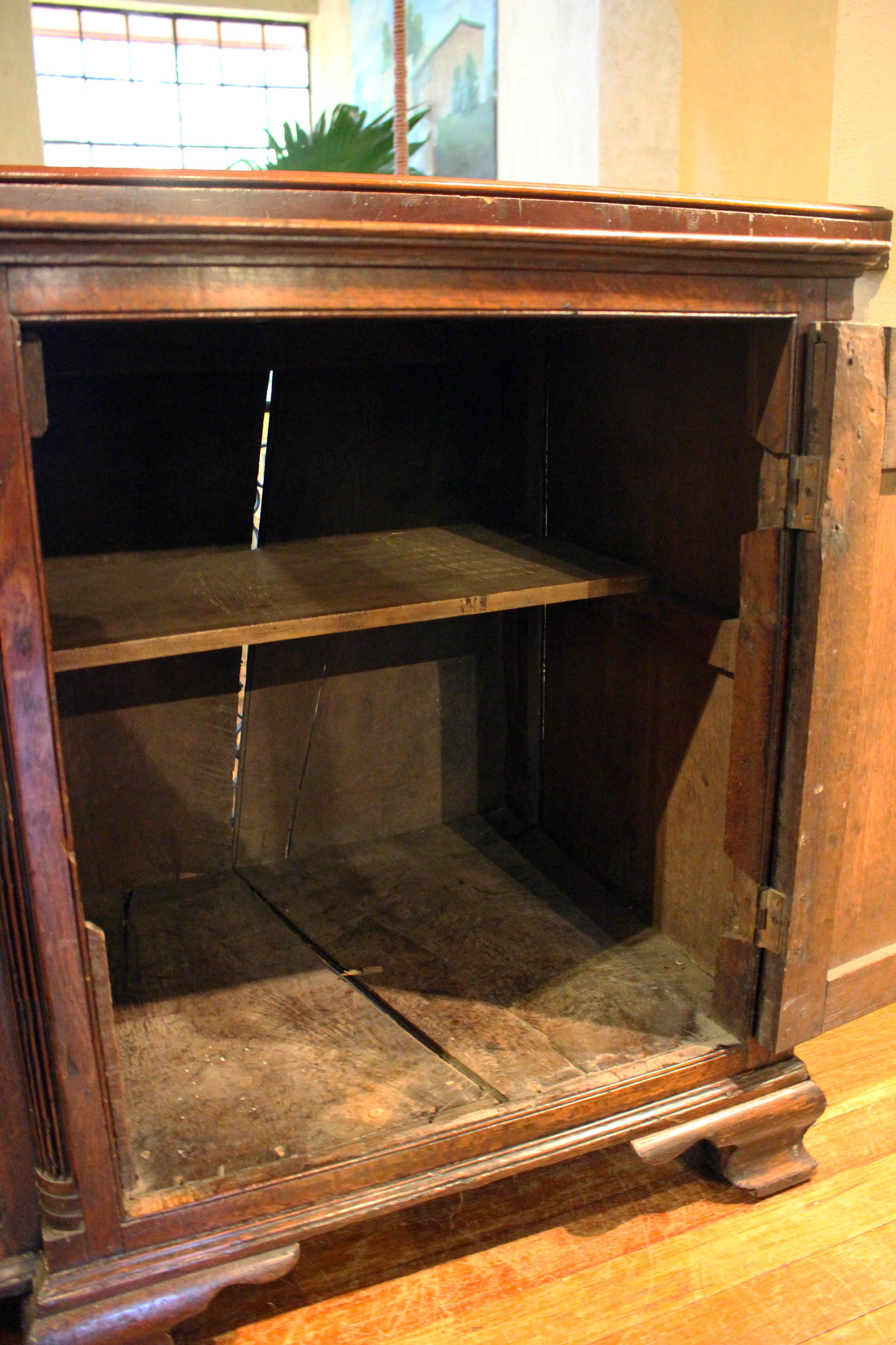 Mid-18th Century Georgian Dresser Base For Sale 3