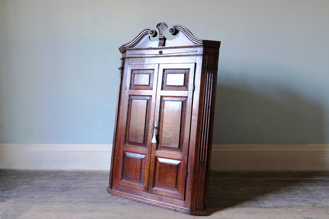 Hand-Carved Mid-18th Century Georgian Hanging Corner Cupboard in Oak For Sale