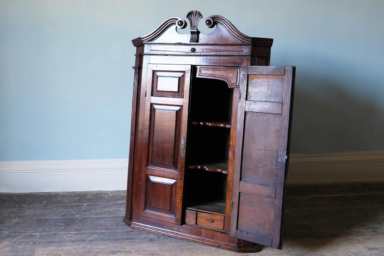 Wood Mid-18th Century Georgian Hanging Corner Cupboard in Oak For Sale