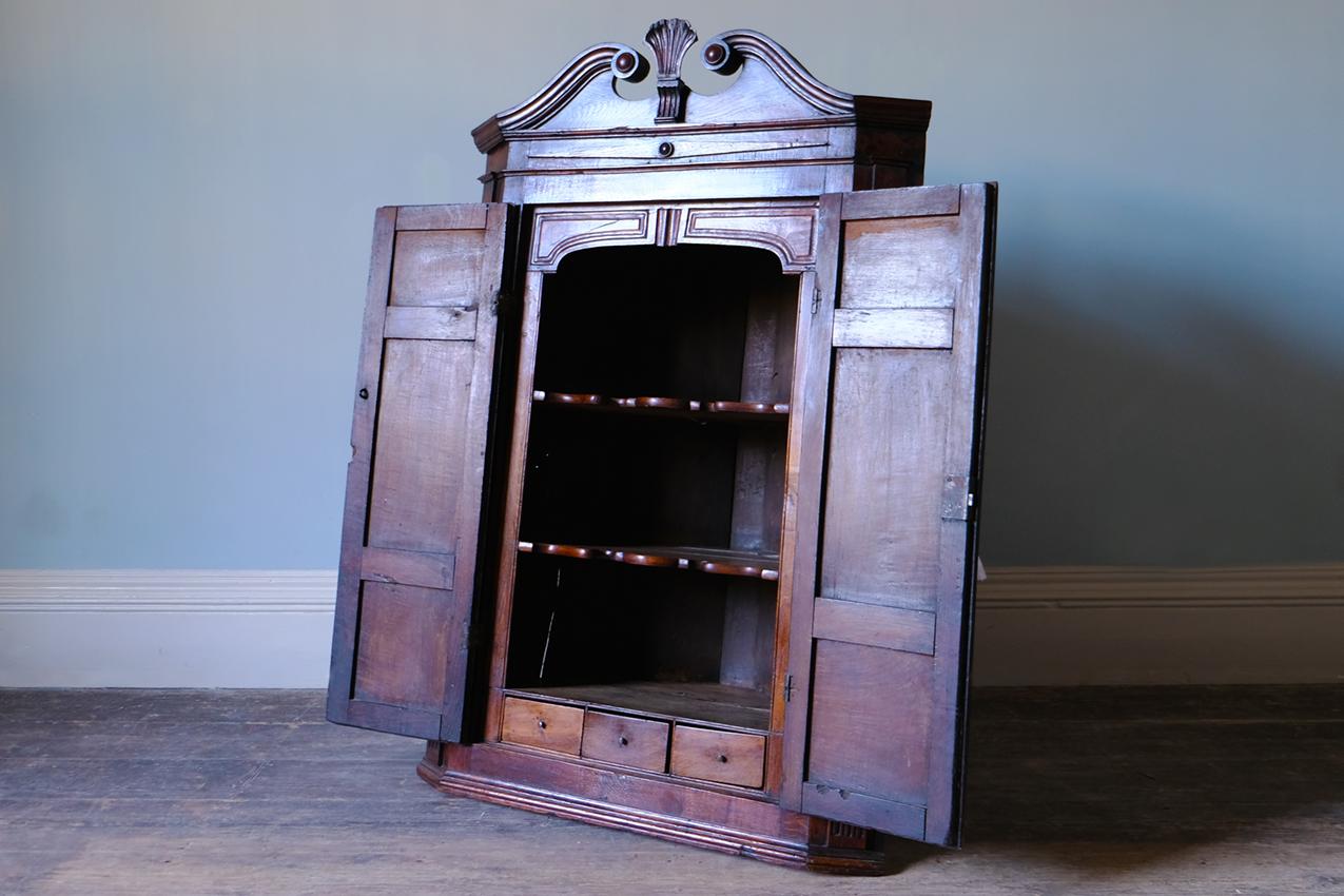 Mid-18th Century Georgian Hanging Corner Cupboard in Oak For Sale 1