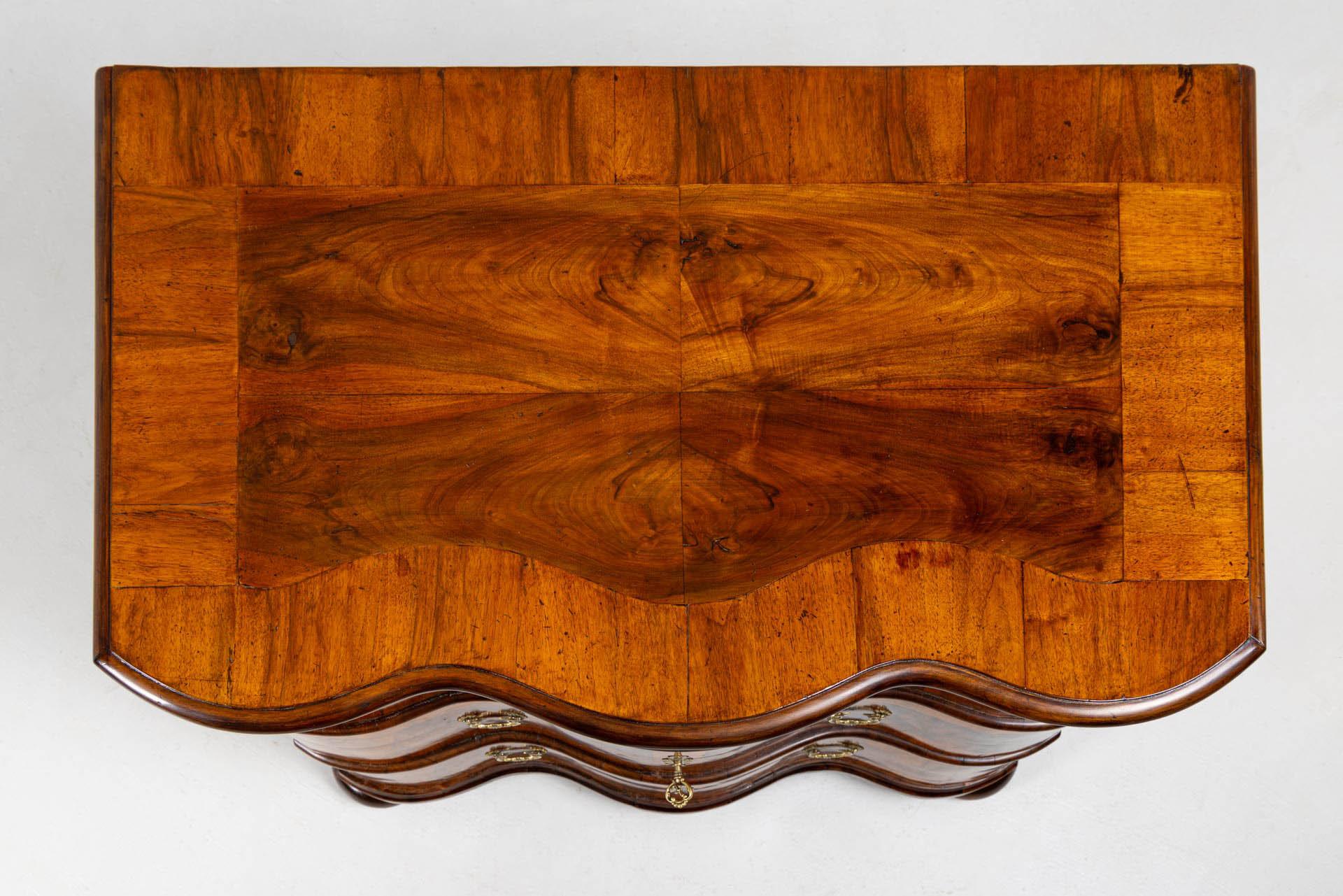 Baroque chest of drawers with central lock

Southwest German
Walnut
Baroque circa 1760

Dimensions: H x W x D: 86 x 104 x 64 cm

Description:
Three-drawer chest of drawers standing on pincer feet with a strongly curved front.

The drawers have