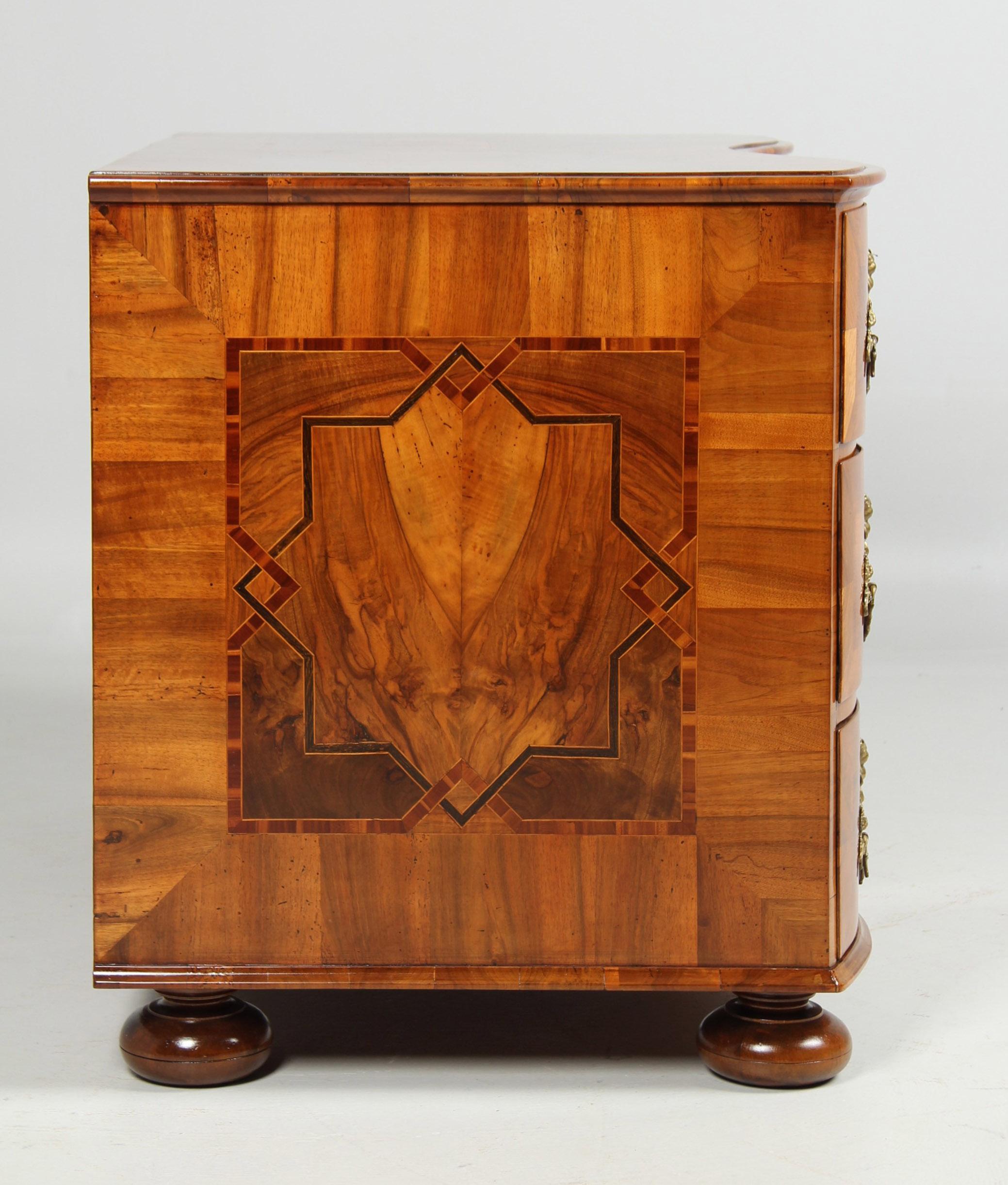 Cassettiera barocca tedesca o Luigi XV della metà del XVIII secolo, Monaco di Baviera, 1760 circa In condizioni buone in vendita a Greven, DE