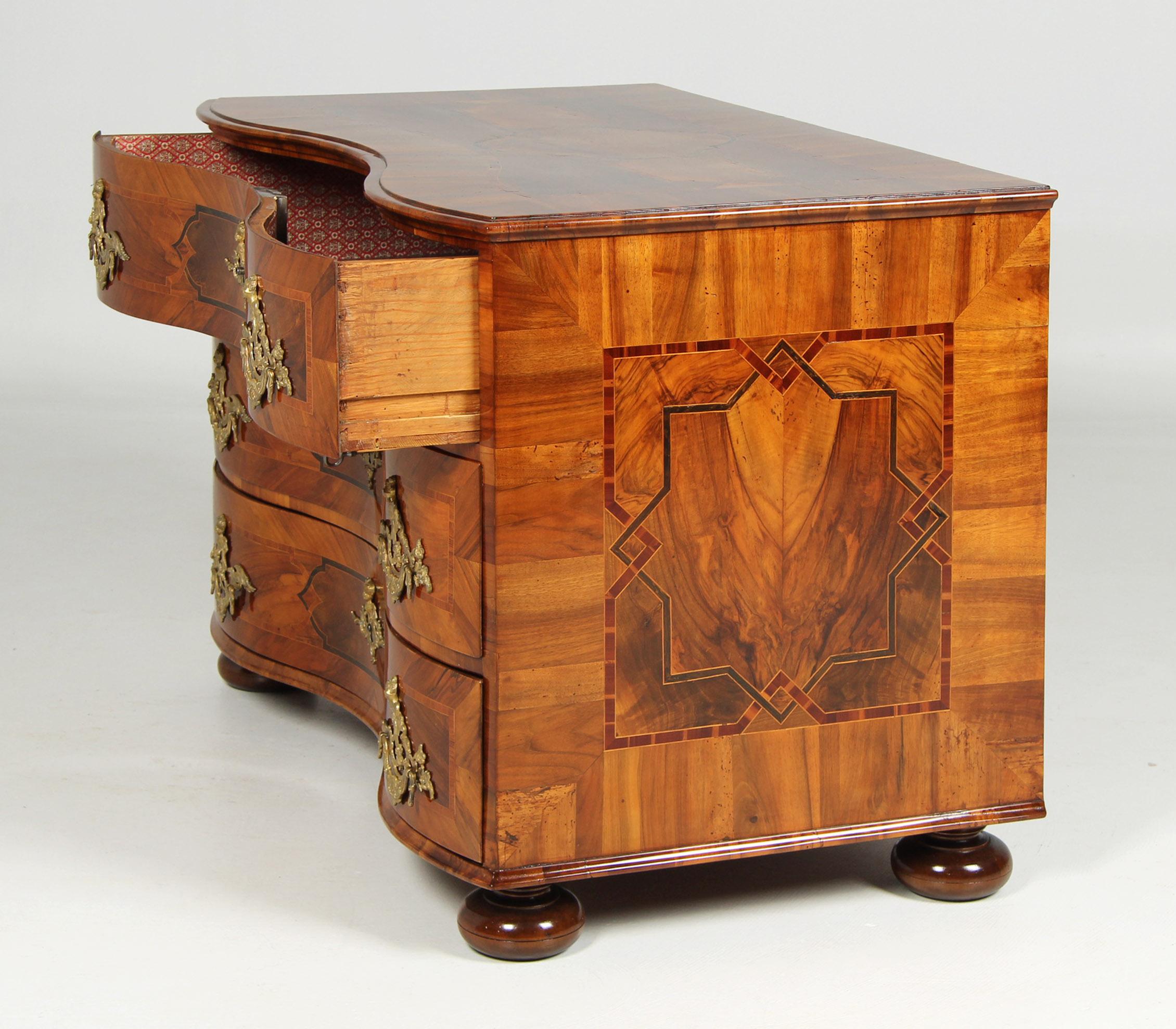 Noce Cassettiera barocca tedesca o Luigi XV della metà del XVIII secolo, Monaco di Baviera, 1760 circa in vendita