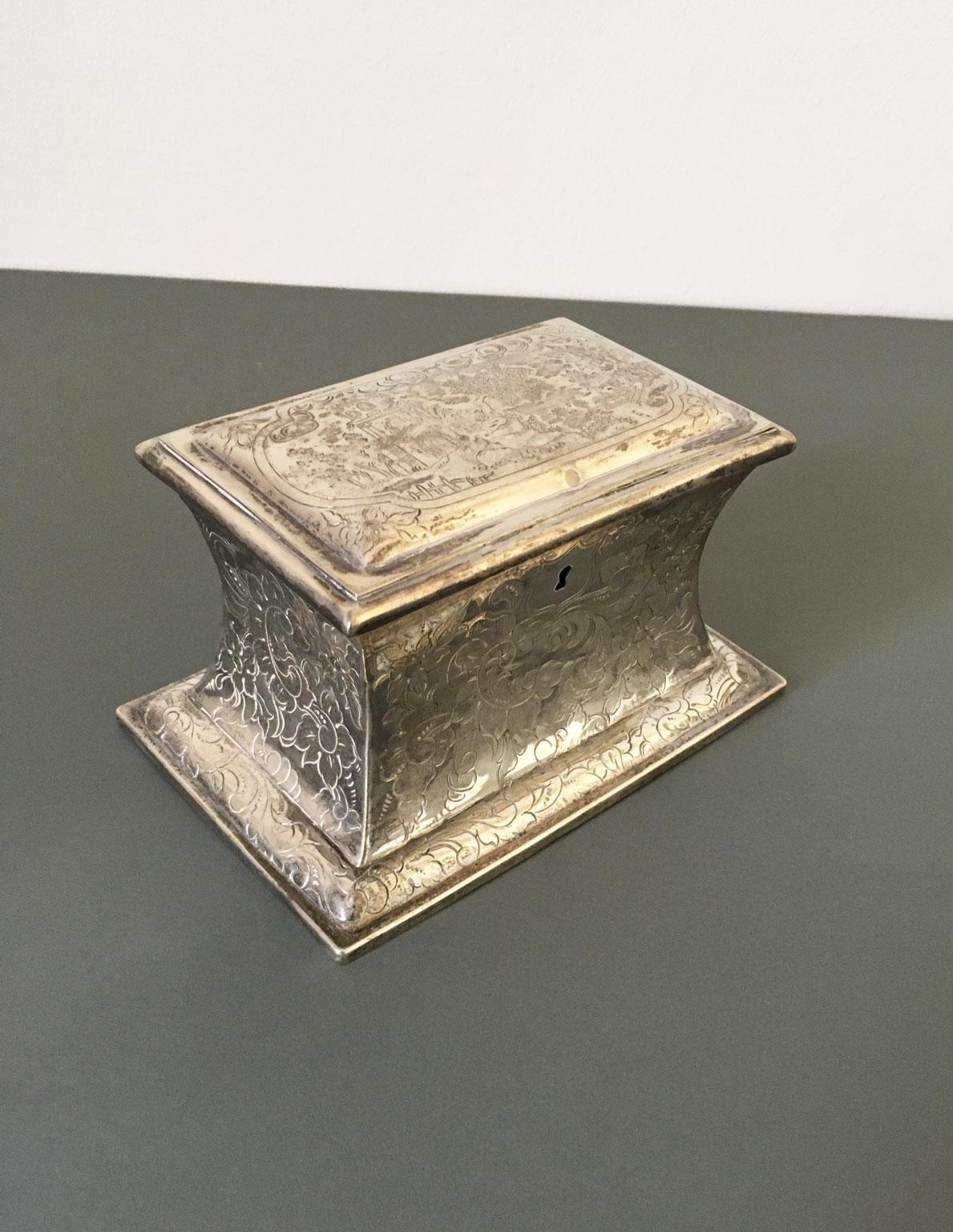 Mid-18th Century German Engraved Sterking Silver Box For Sale 4