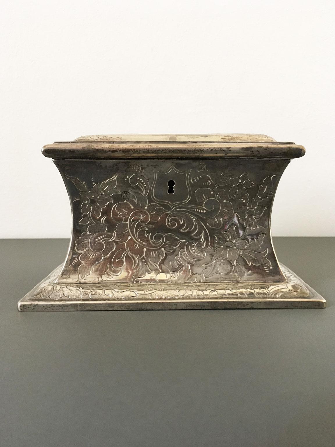 Mid-18th Century German Engraved Sterking Silver Box For Sale 5