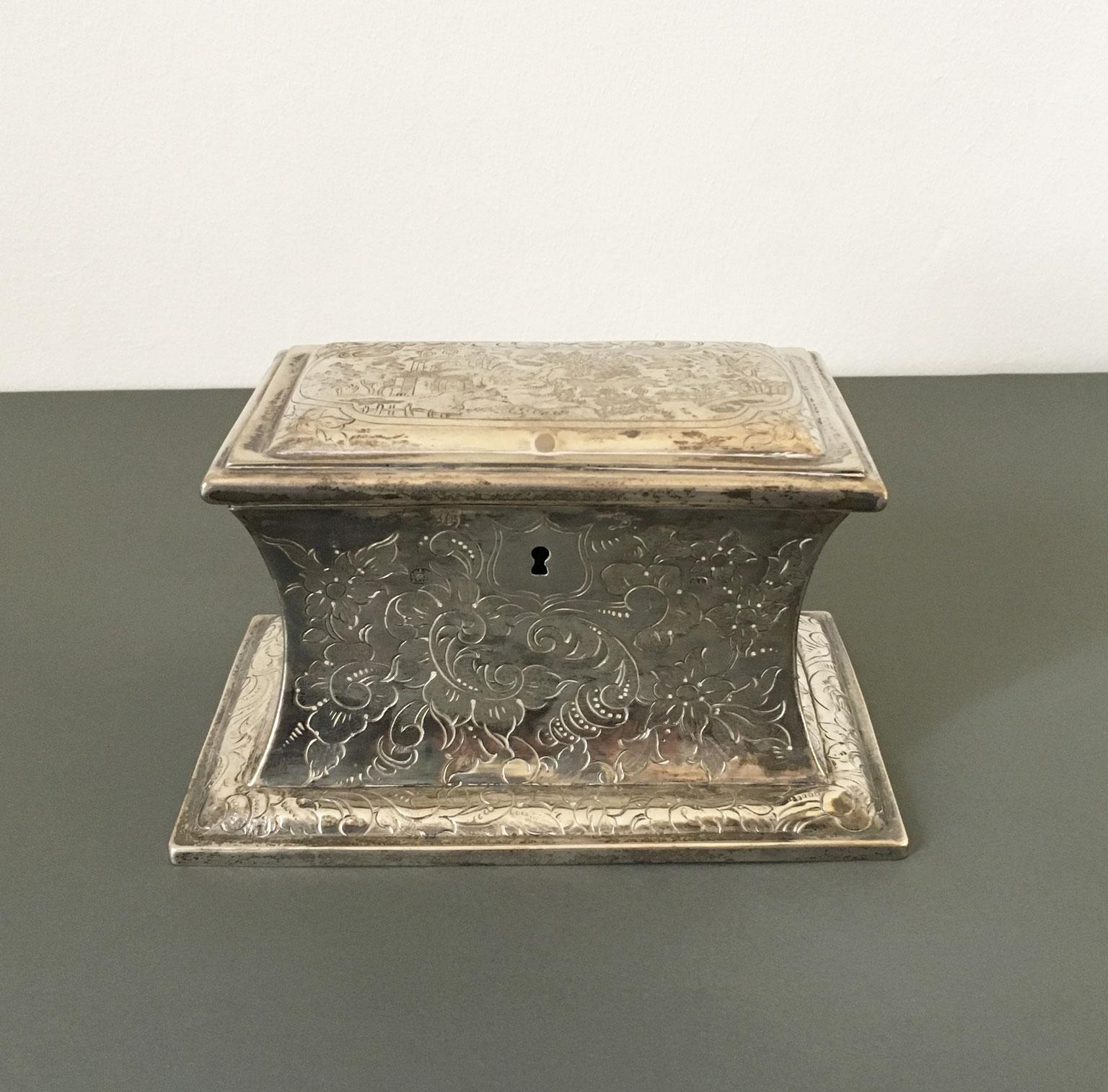Mid-18th Century German Engraved Sterking Silver Box For Sale 11