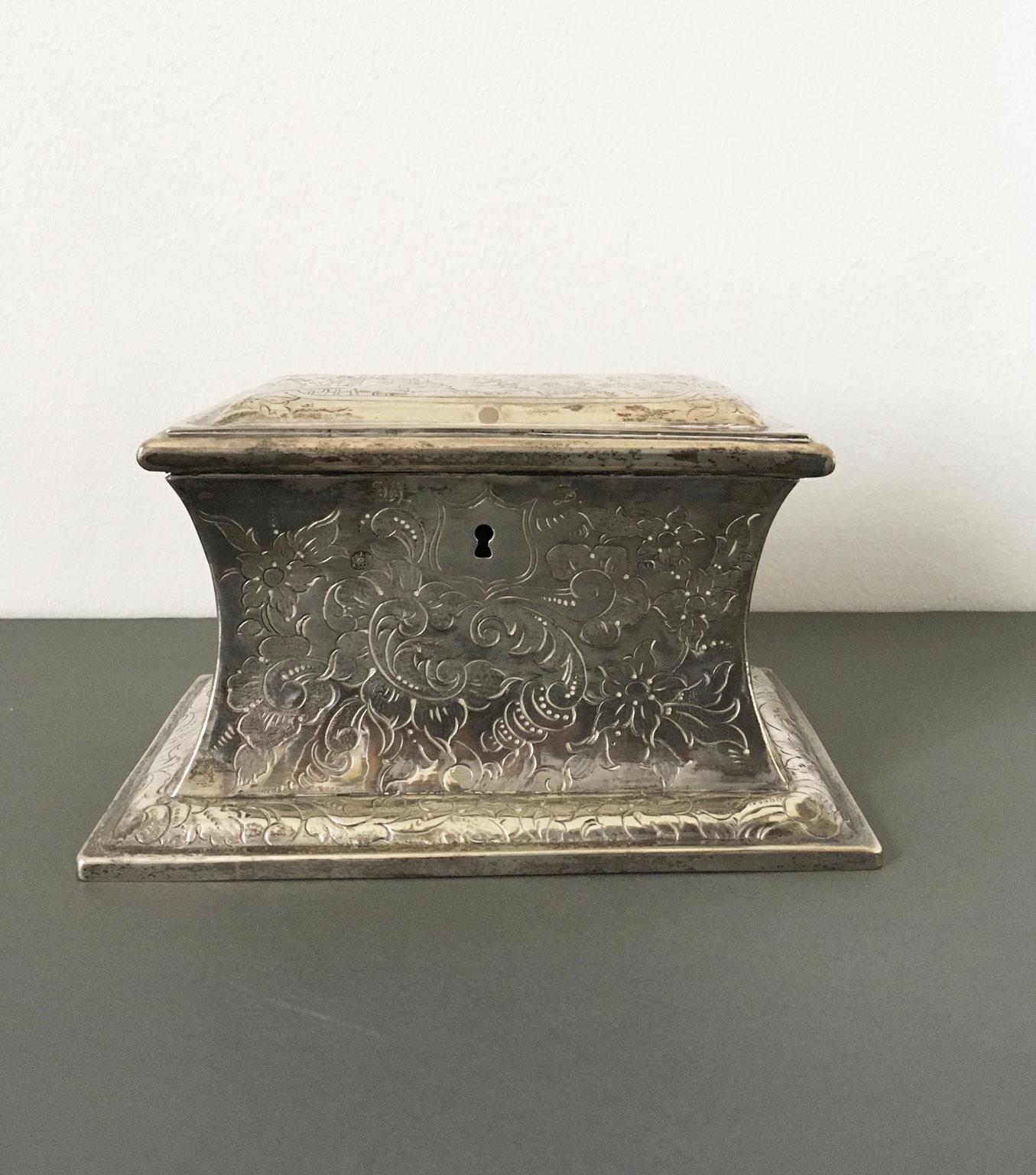 This fine sterling silver box is a piece of high craftmenship. All the surfaces are finely engraved with rich Baroque decor. It is a little jewel of handmade work.
It was a jewel box with its key. The key was lost but it is a piece of a great