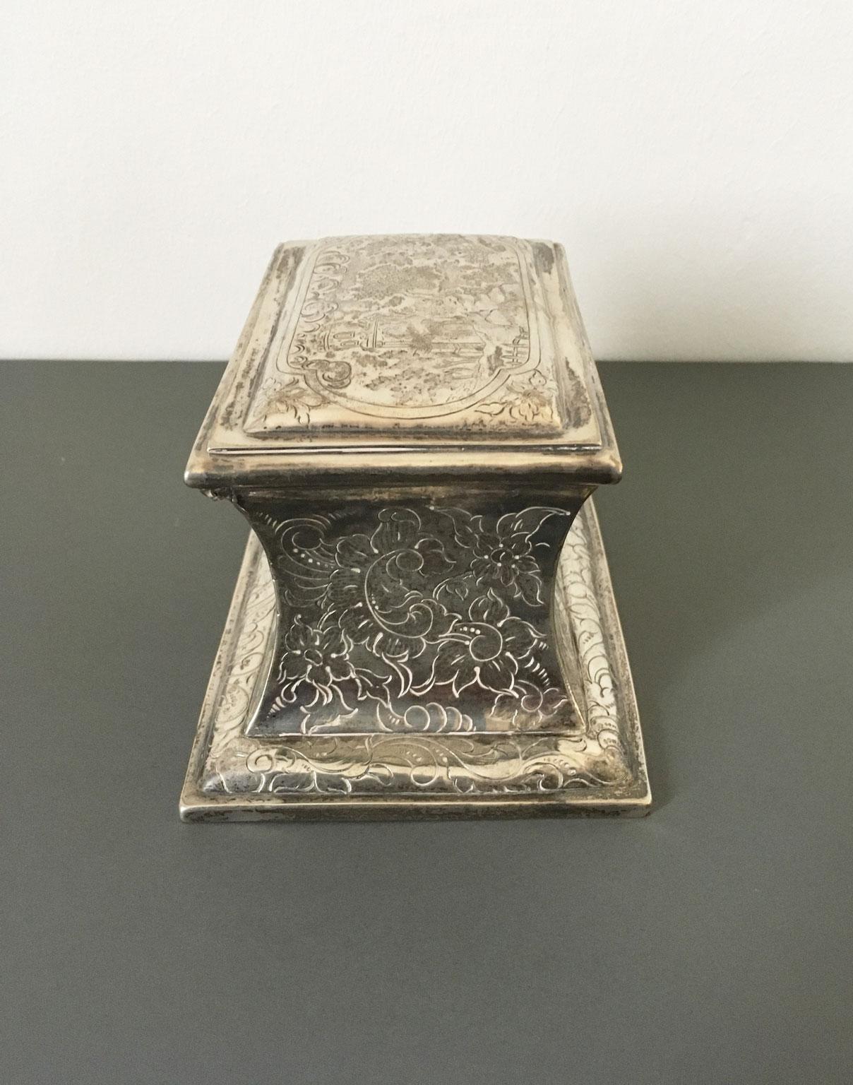 Deutsche gravierte Sterking-Silberschachtel aus der Mitte des 18. Jahrhunderts im Zustand „Gut“ im Angebot in Brescia, IT
