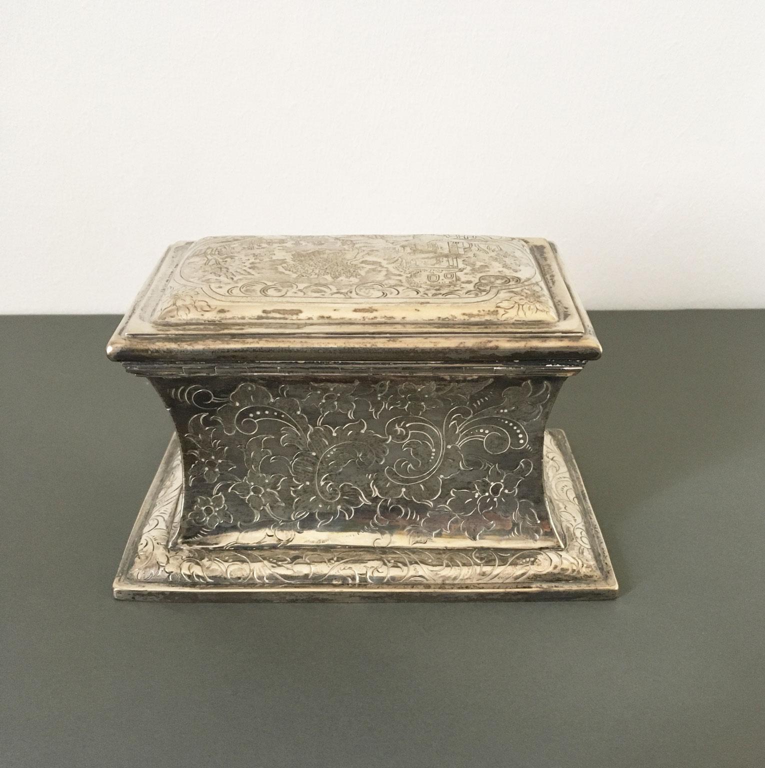 Mid-18th Century German Engraved Sterking Silver Box In Good Condition For Sale In Brescia, IT