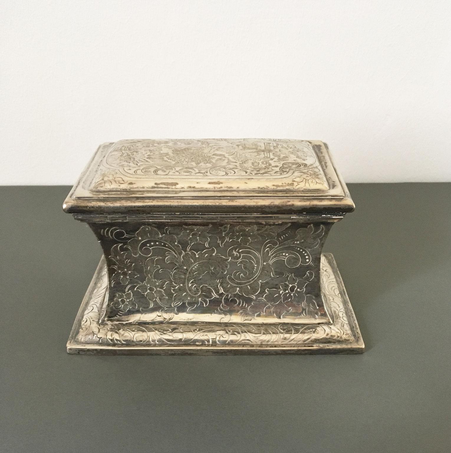 Caja de plata de ley grabada Arts and Craft de mediados del siglo XVIII Hecho a mano en venta