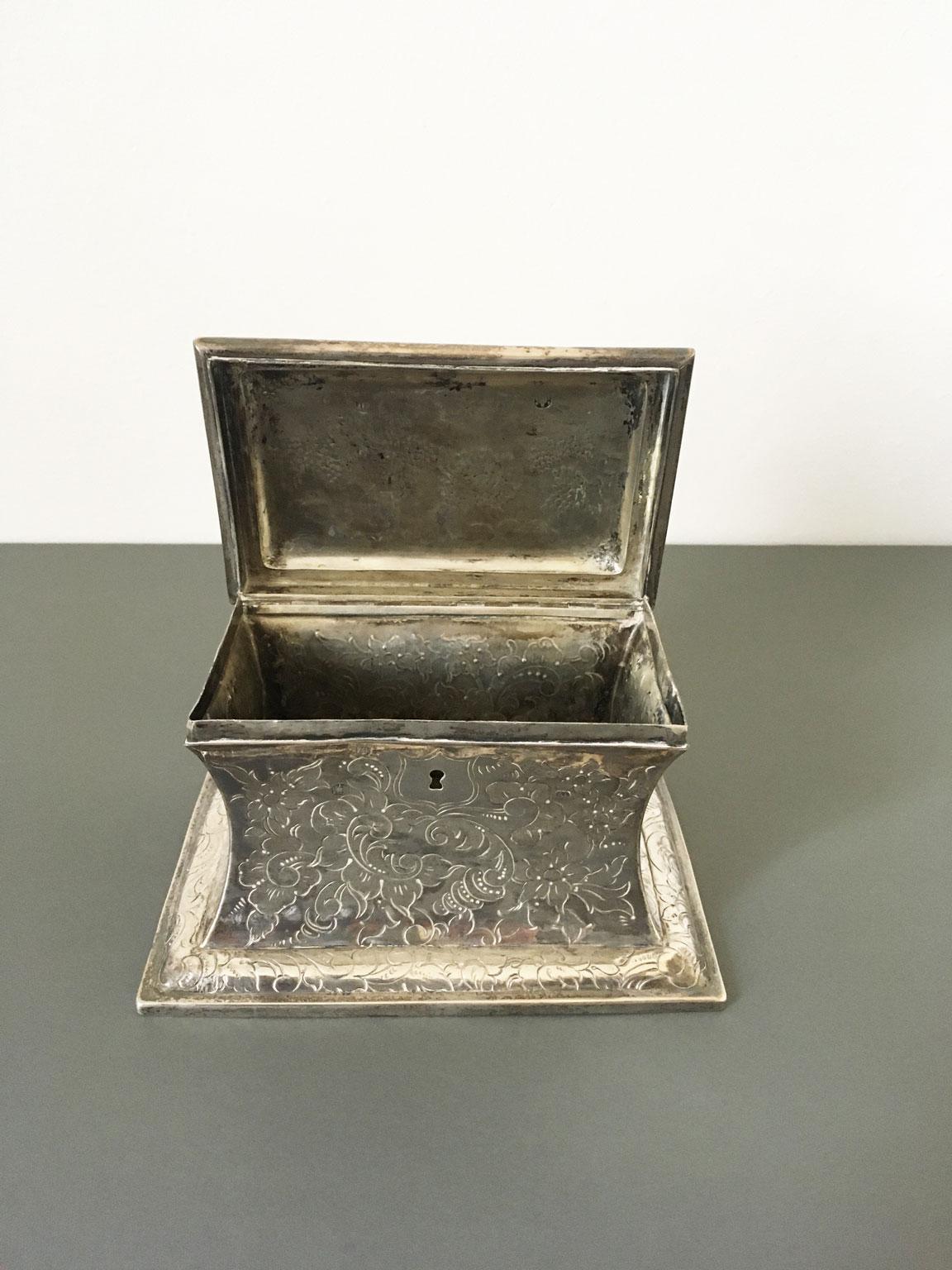 Mid-18th Century German Engraved Sterking Silver Box For Sale 2