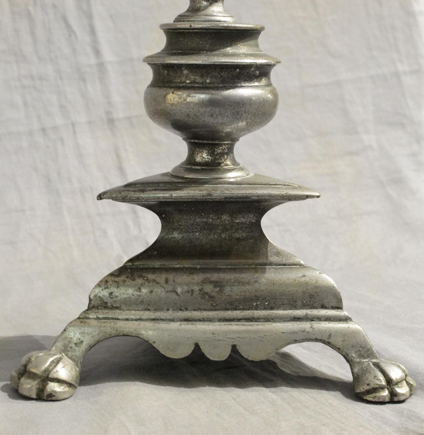 Un buon bastone da prezzemolo in argento su bronzo. Tedesco, metà del XVIII secolo. Balaustra standard su base triangolare con piedi a zampa.
Altezza 16 1/2
