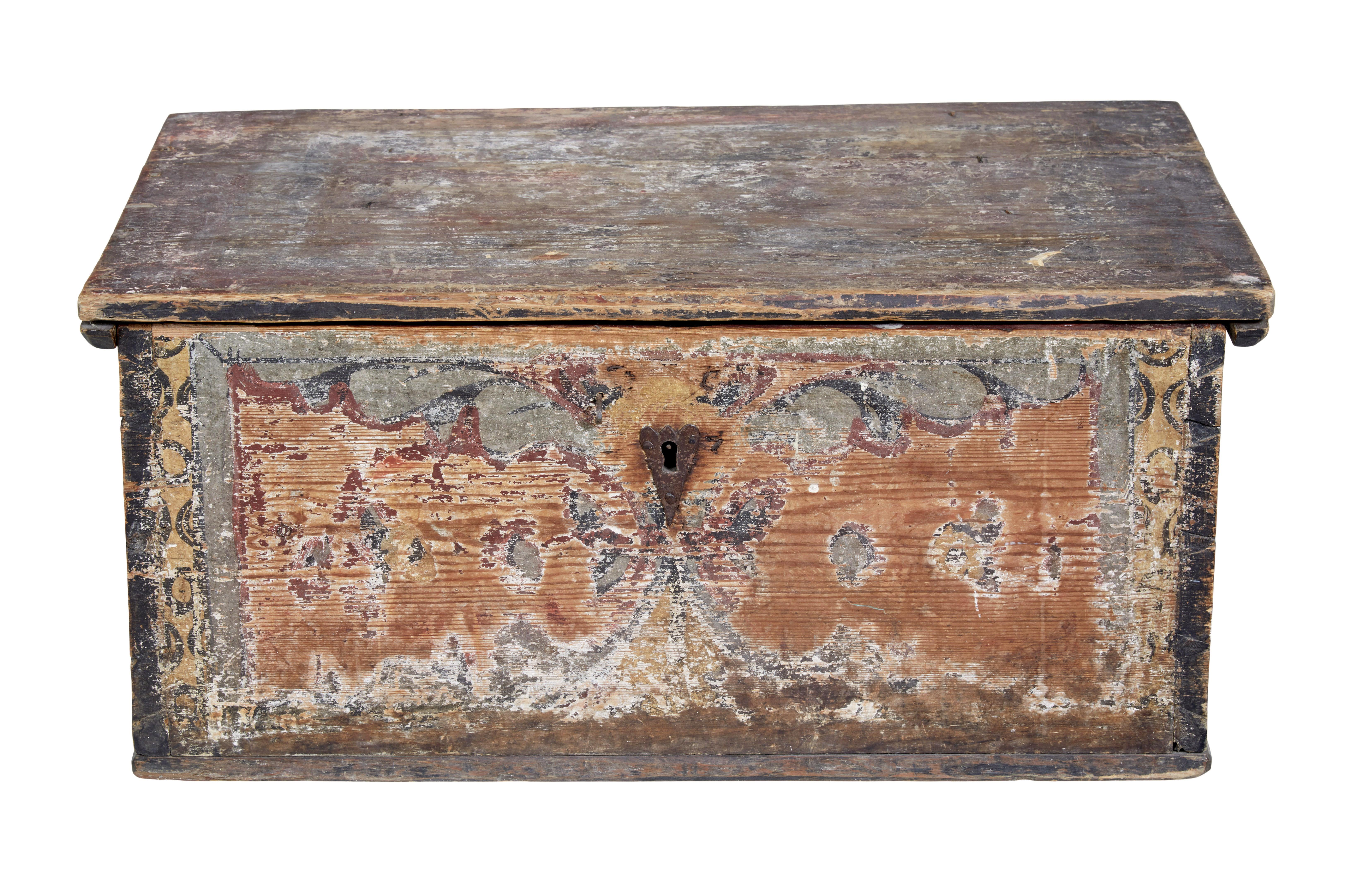 Mitte des 18. Jahrhunderts handbemalte traditionelle schwedische Truhe/Kiste, um 1750.

Wunderschöne traditionelle schwedische Kiste, handbemalt in der Originalfarbe.   Auf allen Seiten mit rostroten, grauen und gelben Fahnen verziert.  Komplett mit
