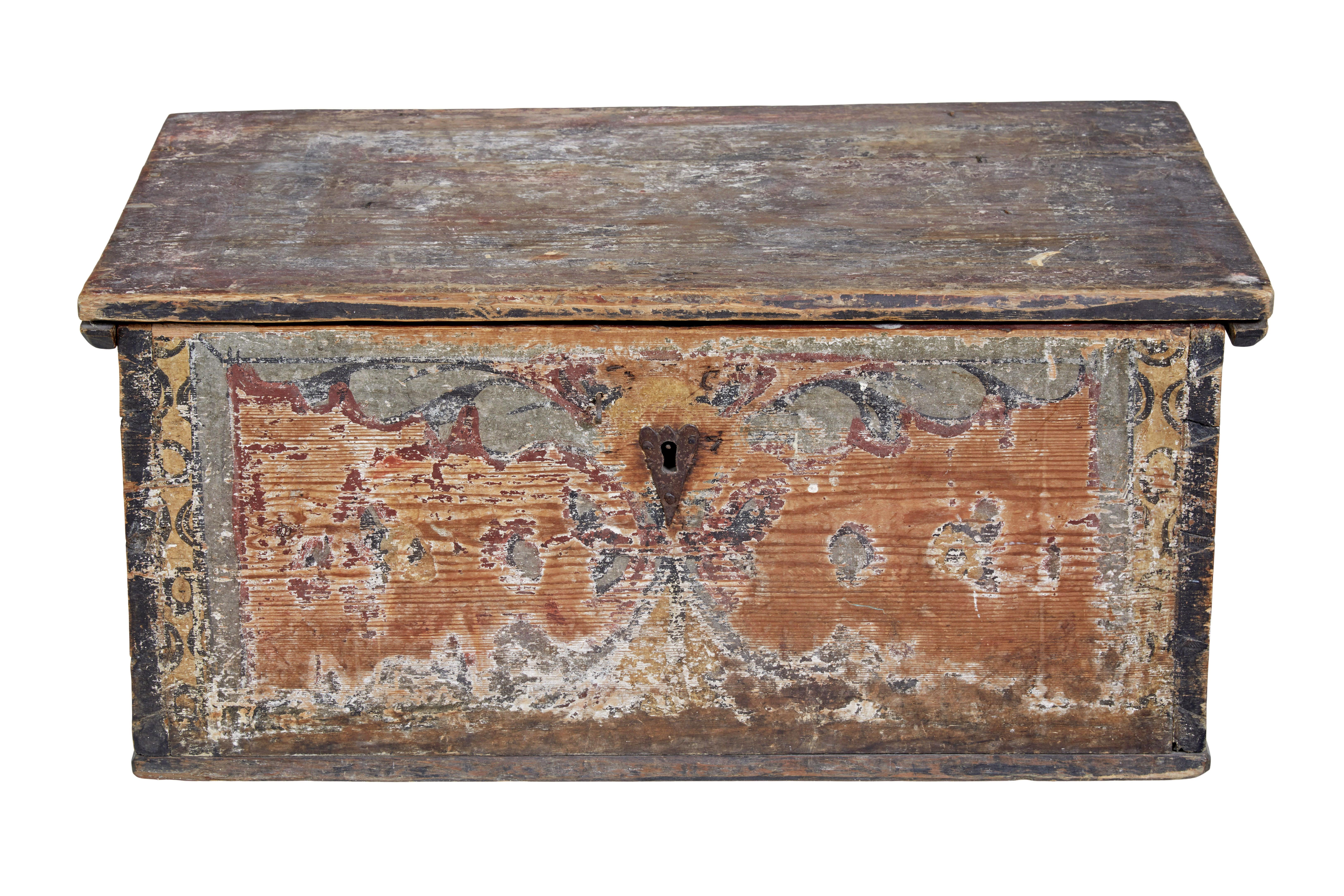 Coffre traditionnel suédois du milieu du 18e siècle, peint à la main, vers 1750.

Superbe boîte suédoise traditionnelle peinte à la main dans la peinture d'origine.   Décorée sur tous les côtés avec des guirlandes en rouge roux/gris et jaune. 