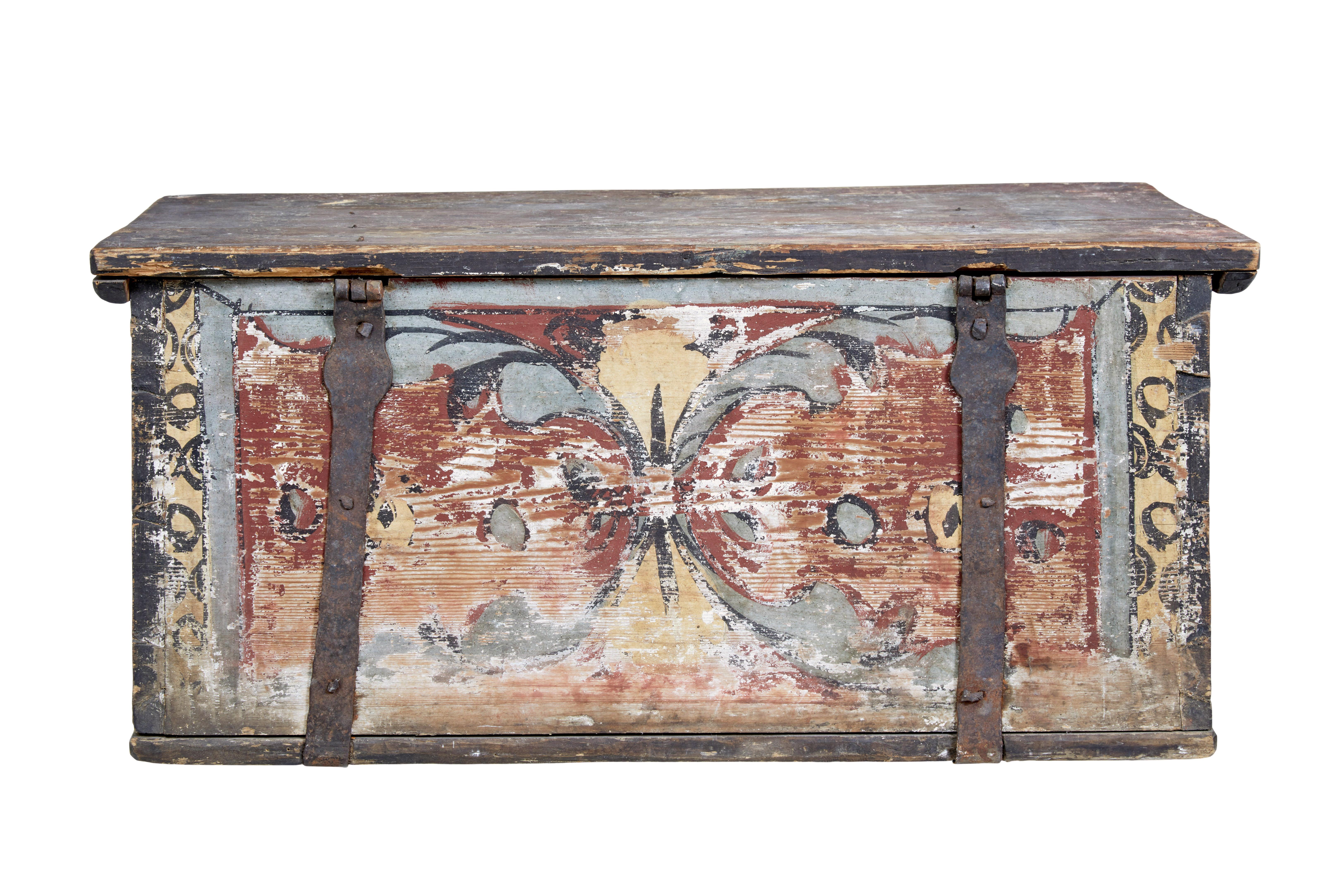 Mitte des 18. Jahrhunderts handbemalte traditionelle schwedische Kiefertruhe im Zustand „Gut“ im Angebot in Debenham, Suffolk