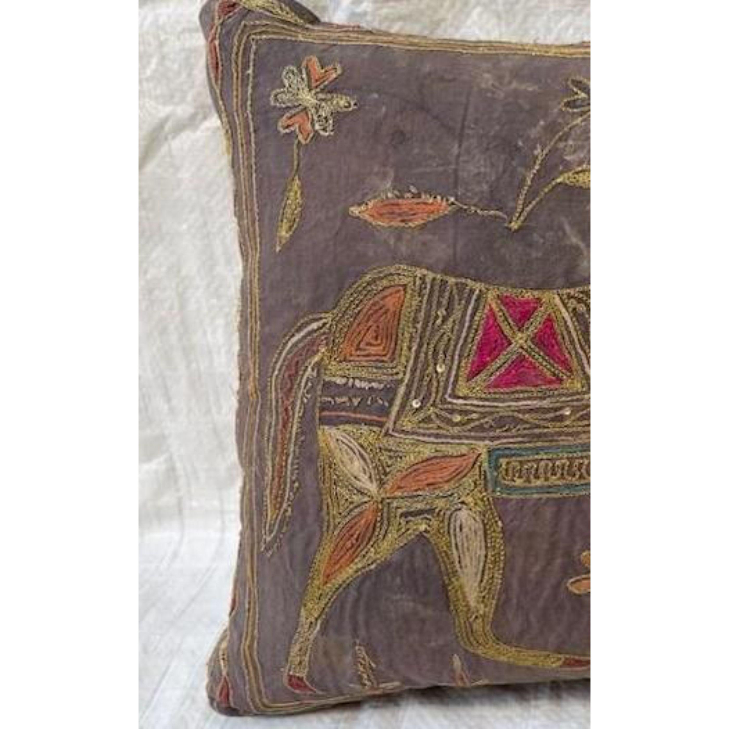 Mid-18th Century Indian Tribal Pillow In Good Condition For Sale In Los Angeles, US