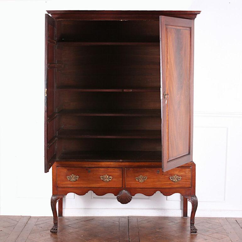 Mid-18th Century Irish Mahogany Linen Press Cabinet In Good Condition For Sale In Vancouver, British Columbia