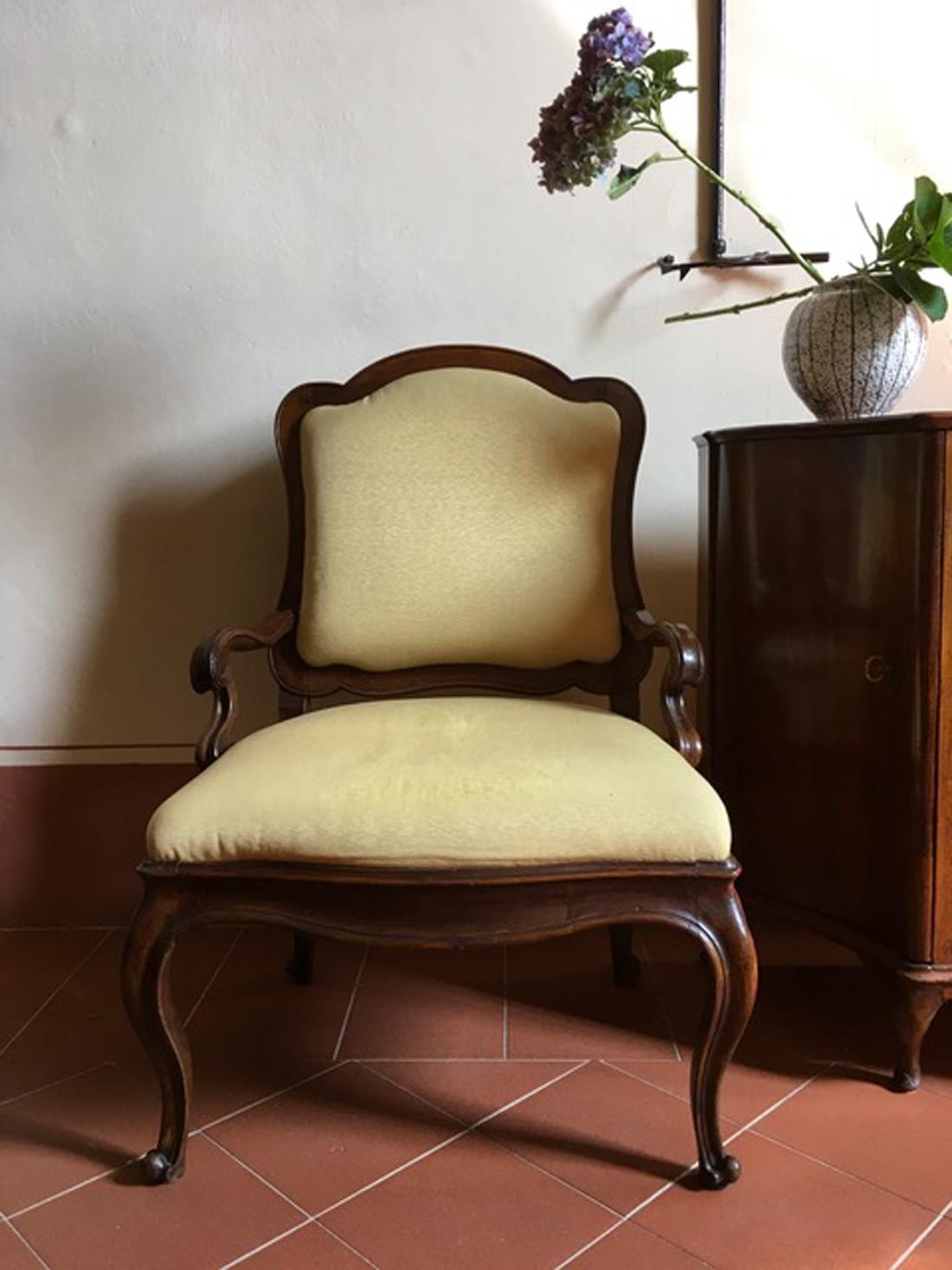 Pair of mid-18th century Genoese antique hand-carved walnut upholstered armchairs.
Handcrafted in Genoa, Liguria, Italy.
This pair of armchairs, will be delivered with a new upholstered cover with the fabric chosen by the client from those proposed,