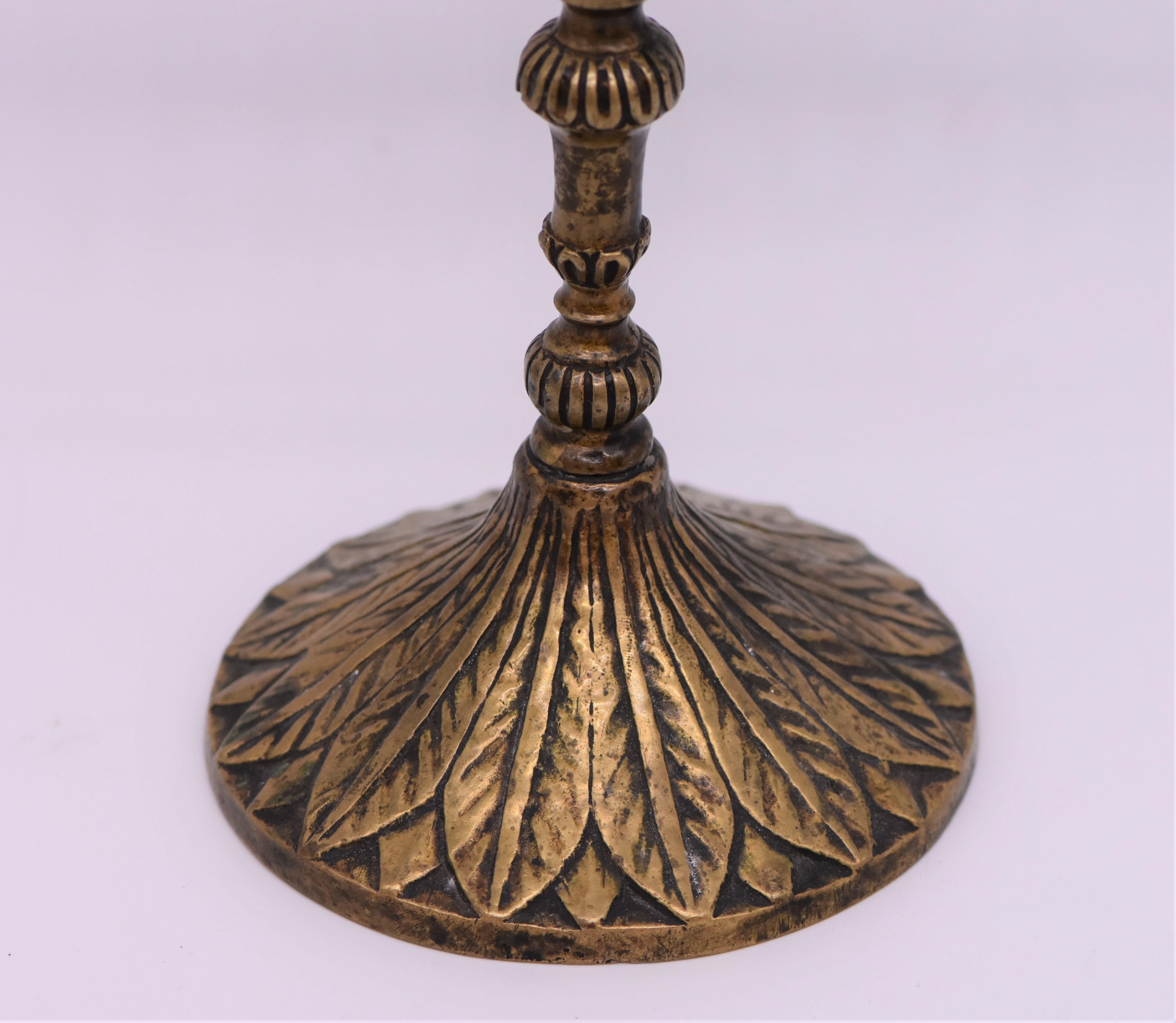 Menorah de lampe de Hanoukka en bronze italien du milieu du 18e siècle Bon état - En vente à New York, NY