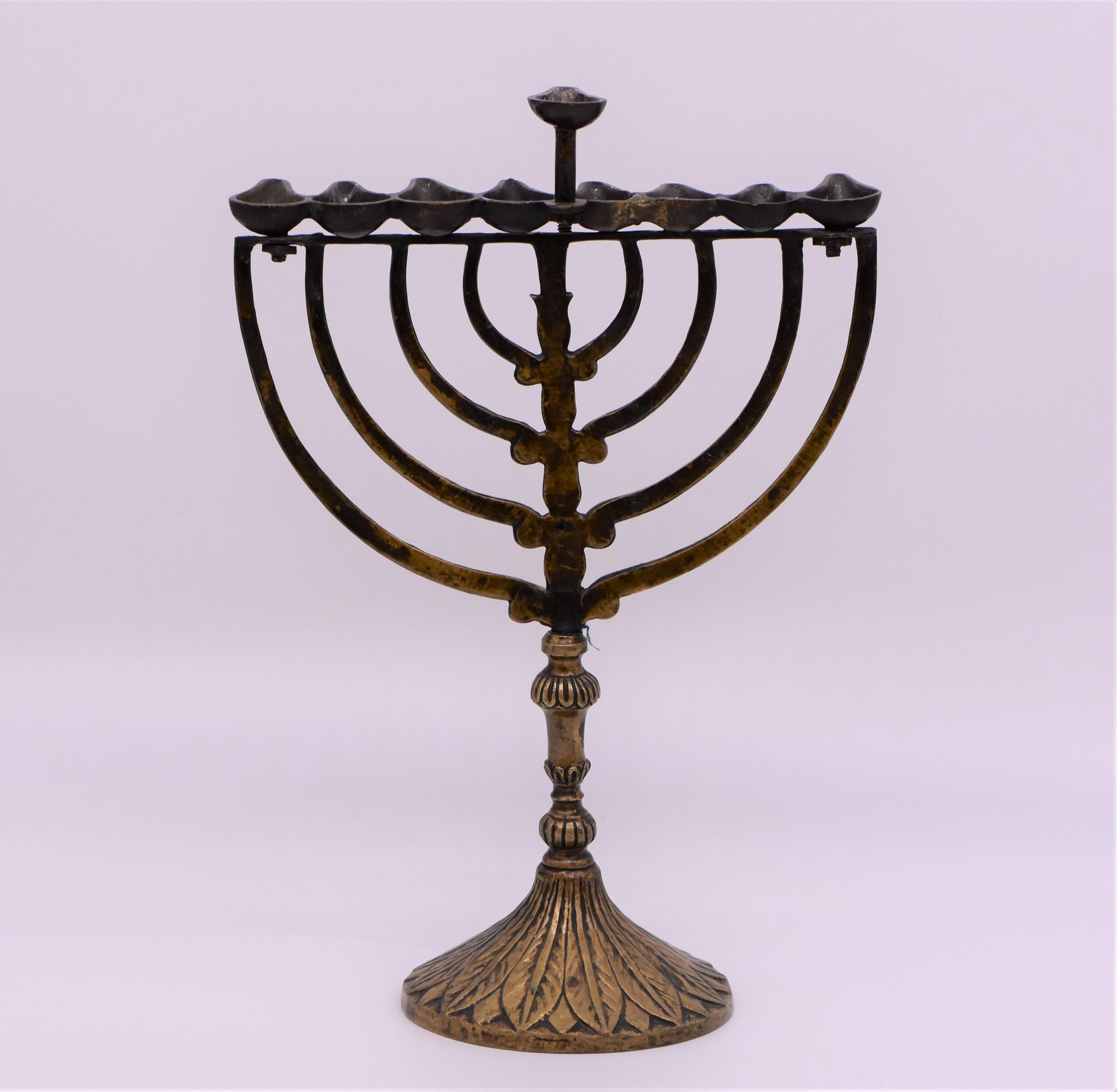 Mid-18th Century Italian Bronze Hanukkah Lamp Menorah In Good Condition For Sale In New York, NY