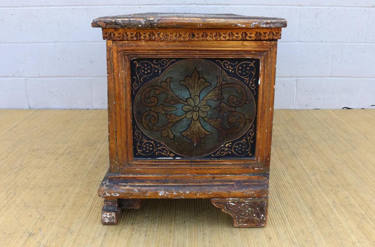 Incroyable malle italienne en bois doré sculpté et peint en polychromie. Un détail étonnant, peint à la main de façon originale. Ce coffre est fabriqué en bois massif. Il s'agit tout simplement d'une pièce ancienne magnifique. Très solide et robuste.