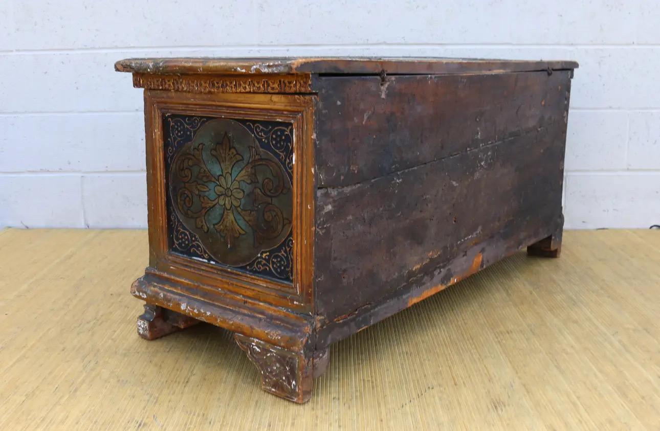 Arts and Crafts Malle italienne du milieu du XVIIIe siècle en bois doré sculpté et peint en polychrome en vente