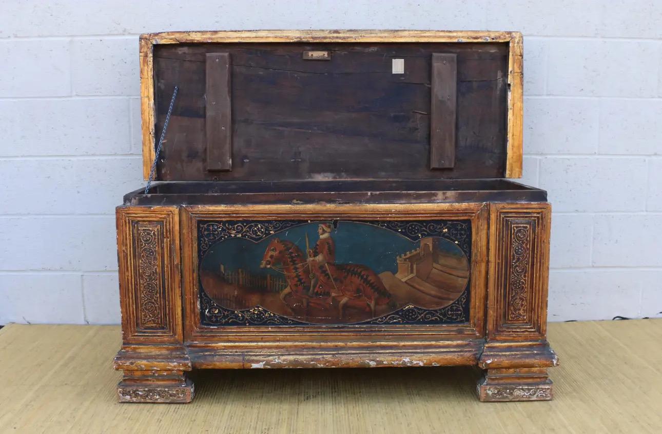 Bois Malle italienne du milieu du XVIIIe siècle en bois doré sculpté et peint en polychrome en vente