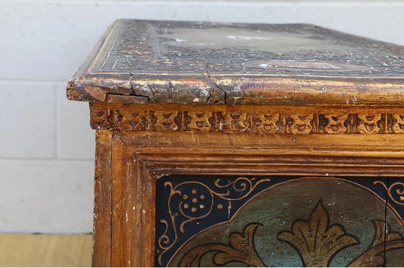 Malle italienne du milieu du XVIIIe siècle en bois doré sculpté et peint en polychrome en vente 3
