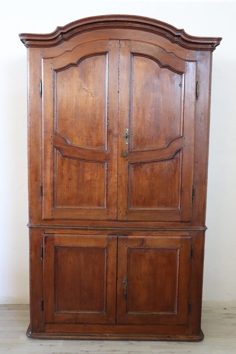 We present this fantastic antique Italian cupboard from the mid-18th century. A majestic cupboard with a timeless antique charm!

Crafted from solid poplar, its stylistic features suggest it was crafted by cabinetmaking workshops in the Piedmont