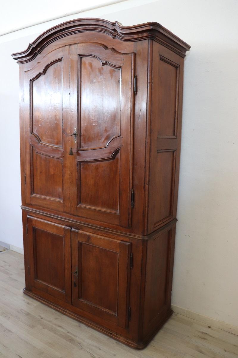 Mid 18th Century Italian Louis XV Solid Poplar Wood Antique Cupboard or Cabinet In Good Condition For Sale In Casale Monferrato, IT