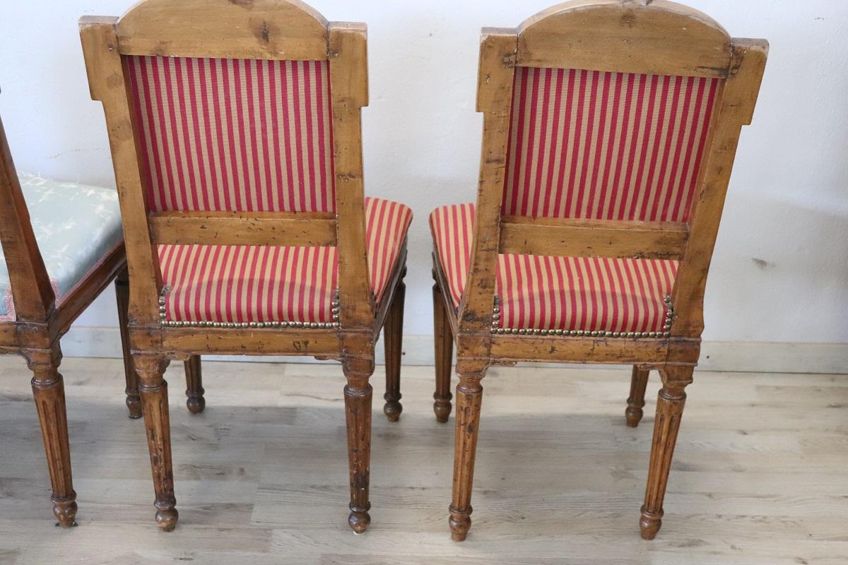 Set aus vier antiken italienischen Louis-XVI-Stühlen aus massivem Nussbaumholz, 18. Jahrhundert im Angebot 3