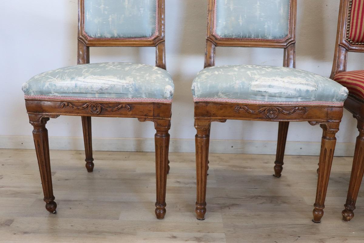 Set aus vier antiken italienischen Louis-XVI-Stühlen aus massivem Nussbaumholz, 18. Jahrhundert (Louis XVI.) im Angebot