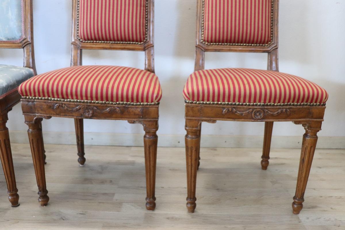 Set aus vier antiken italienischen Louis-XVI-Stühlen aus massivem Nussbaumholz, 18. Jahrhundert im Zustand „Gut“ im Angebot in Casale Monferrato, IT
