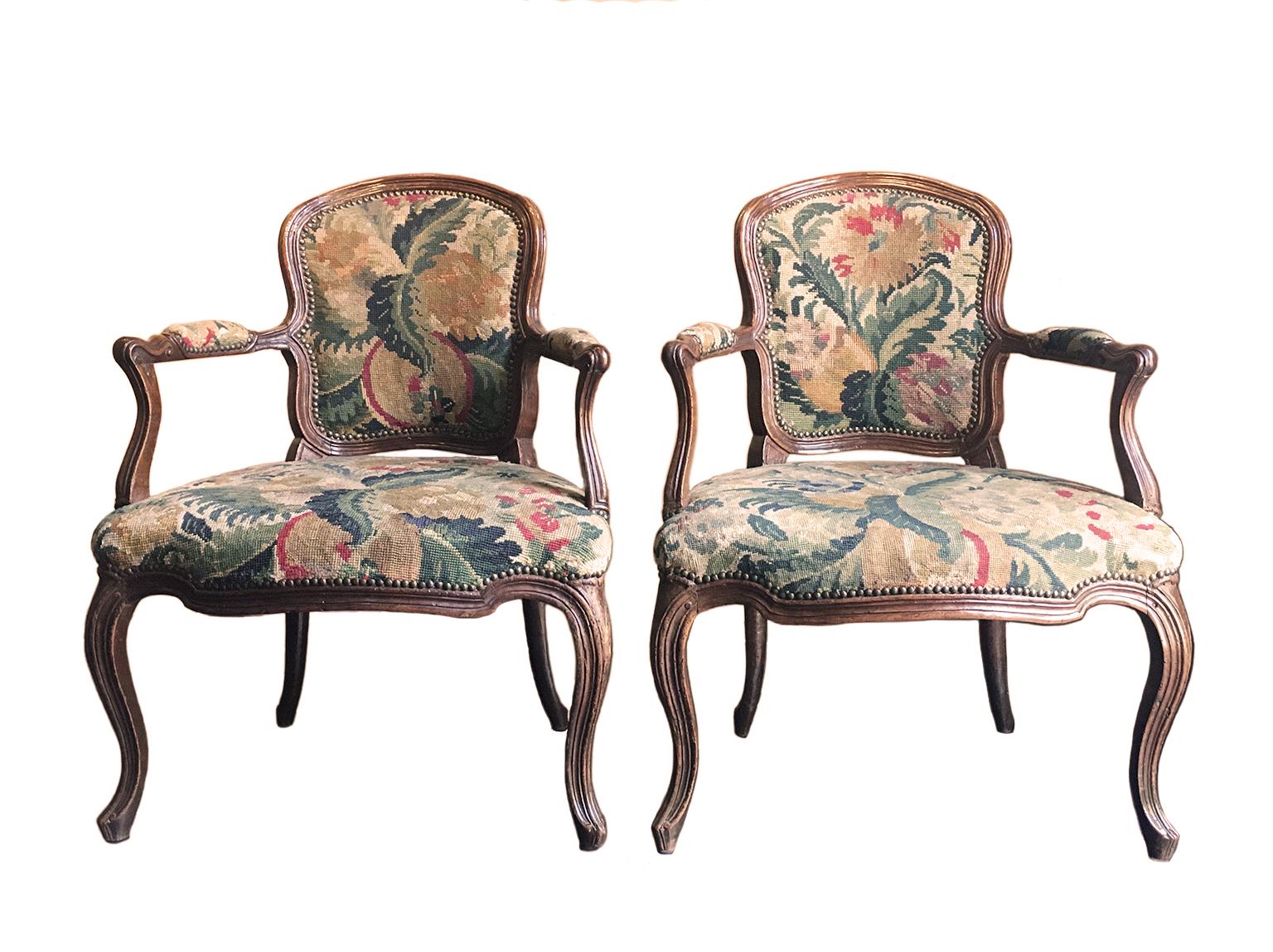 Rococo Paire de fauteuils italiens anciens en broderie de petites pointes, turin, vers 1750  en vente