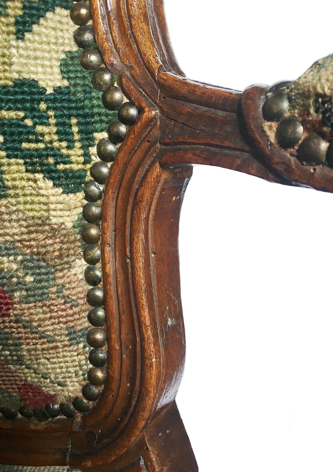 Paire de fauteuils italiens anciens en broderie de petites pointes, turin, vers 1750  en vente 5